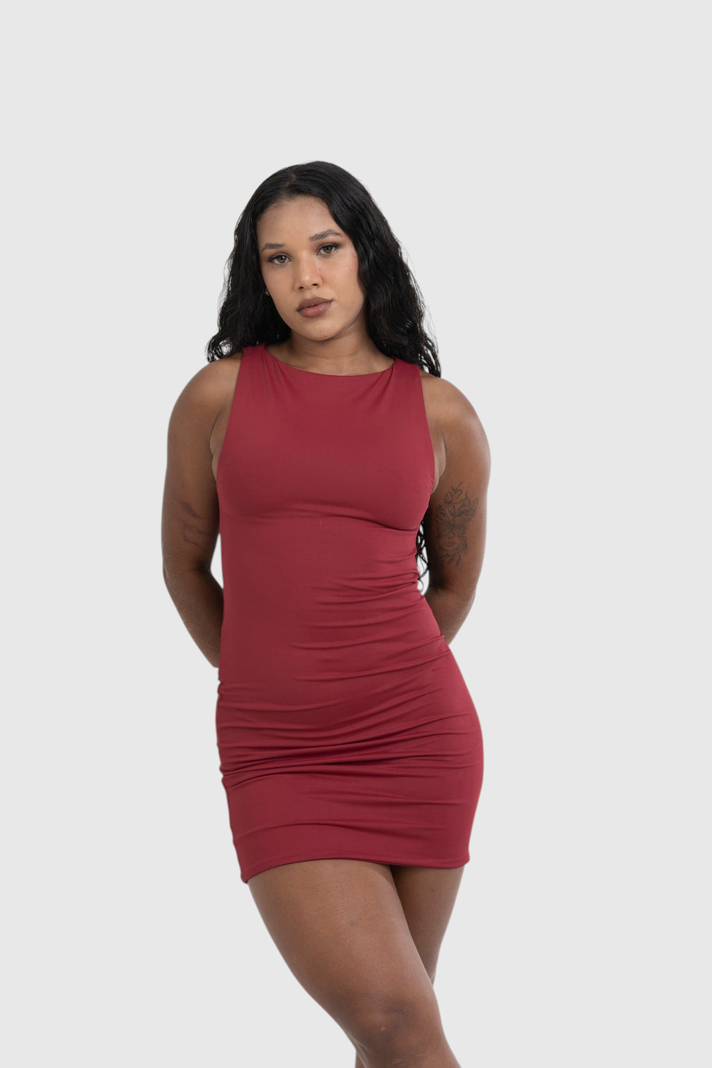 Modelo veste vestido curto vermelho LA MAGIE | Roupas Femininas Básicas e Estilosas com decote canoa e tecido macio.