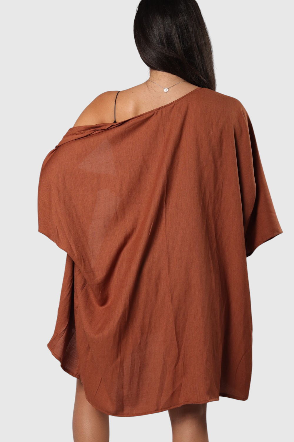 Kimono LA MAGIE | Roupas Femininas Básicas e Estilosas em viscose rústica marrom com mangas amplas, vista traseira.