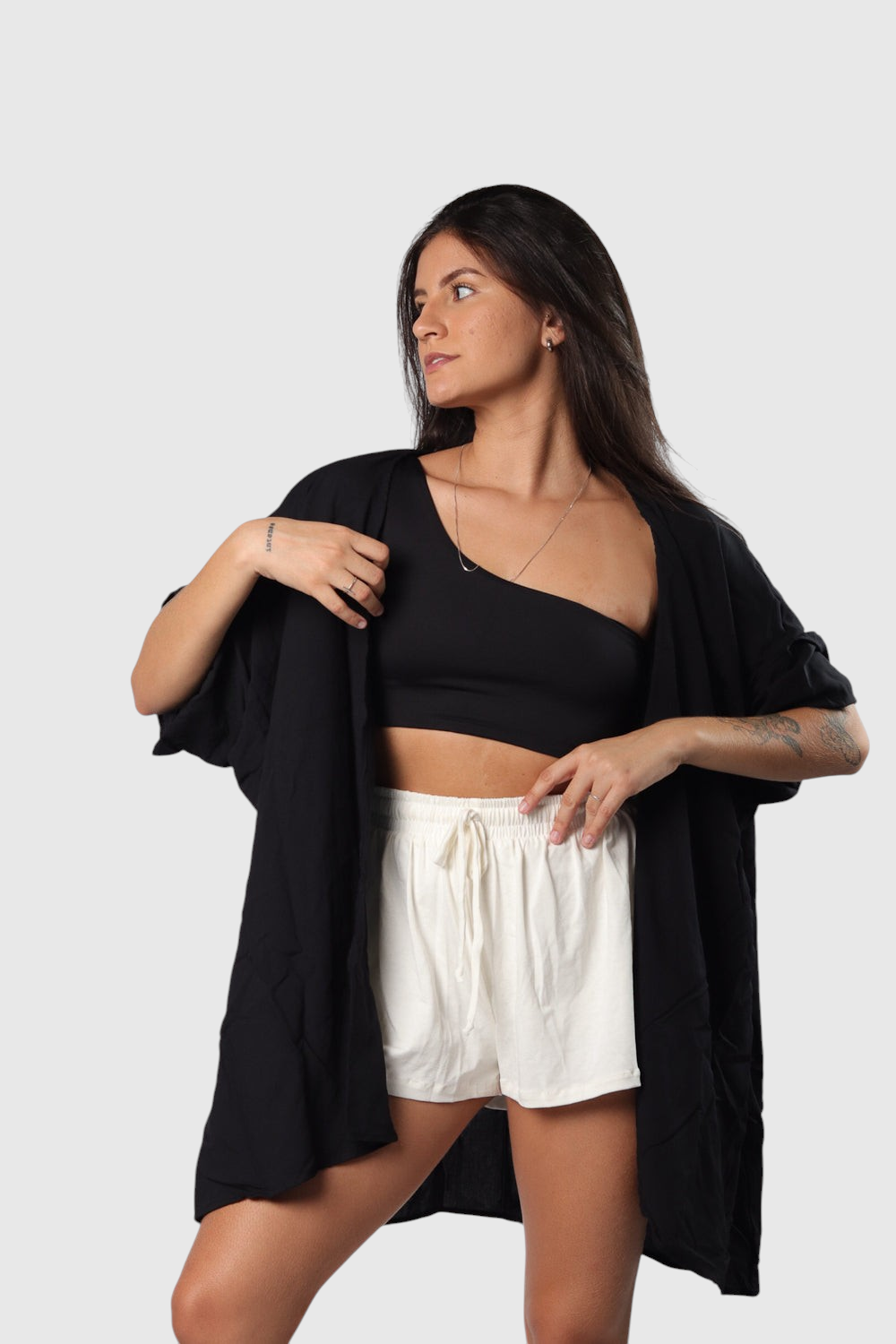 Modelo vestindo kimono preto de manga ampla em viscose rústica da LA MAGIE | Roupas Femininas Básicas e Estilosas