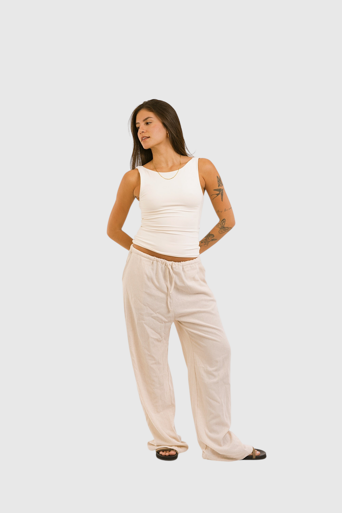 Modelo vestindo blusa 2 em 1 branca da LA MAGIE | Roupas Femininas Básicas e Estilosas em suplex de poliamida.