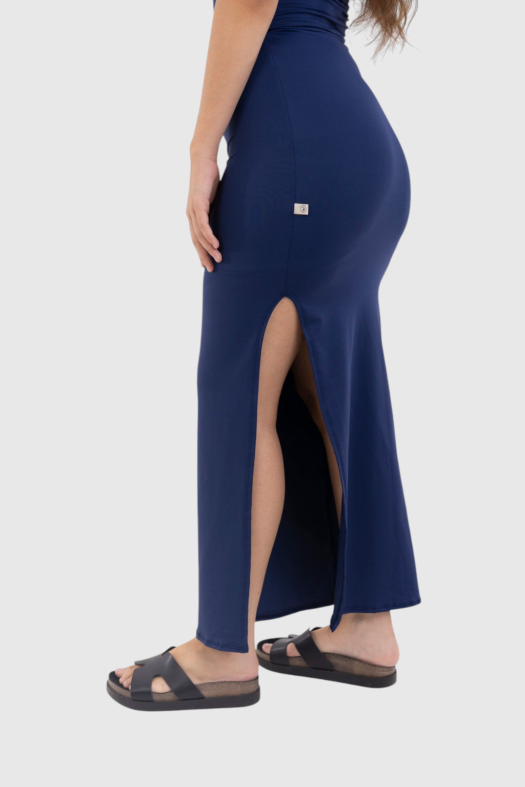 Saia midi azul marinho com fenda lateral, confeccionada em poliamida, da marca LA MAGIE | Roupas Femininas Básicas e Estilosas.