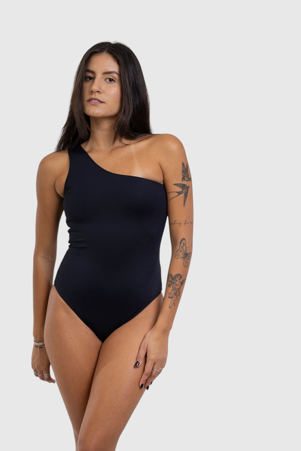 Modelo vestindo body nula manga preto LA MAGIE | Roupas Femininas Básicas e Estilosas em poliamida com forro duplo.