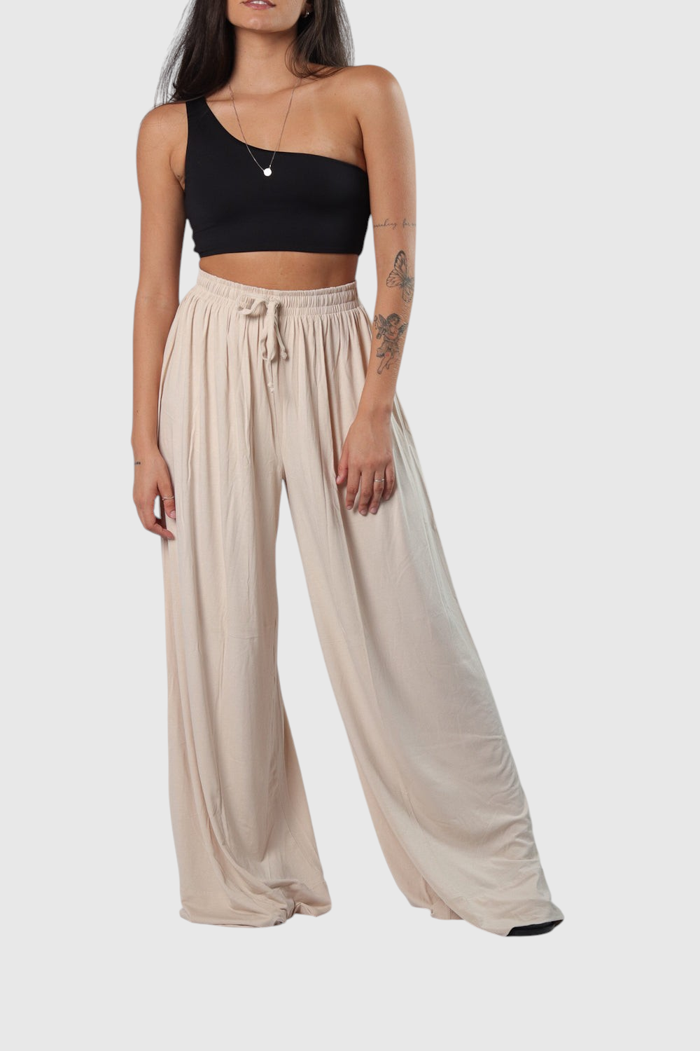 Modelo usando calça pantalona areia LA MAGIE | Roupas Femininas Básicas e Estilosas em viscolycra com cós de elástico