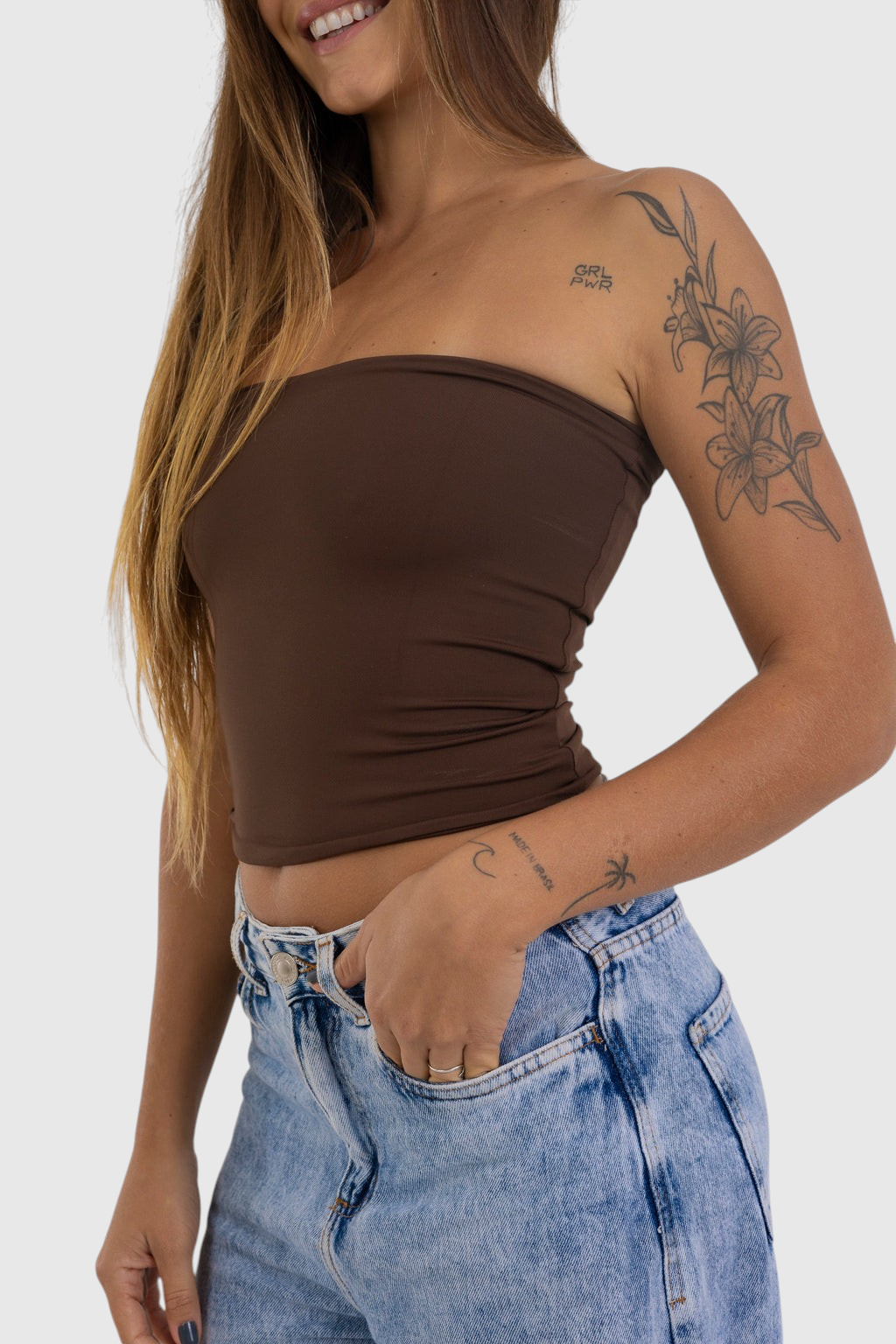 Modelo vestindo blusa tube marrom LA MAGIE em suplex de poliamida com forro duplo e ajuste segunda pele
