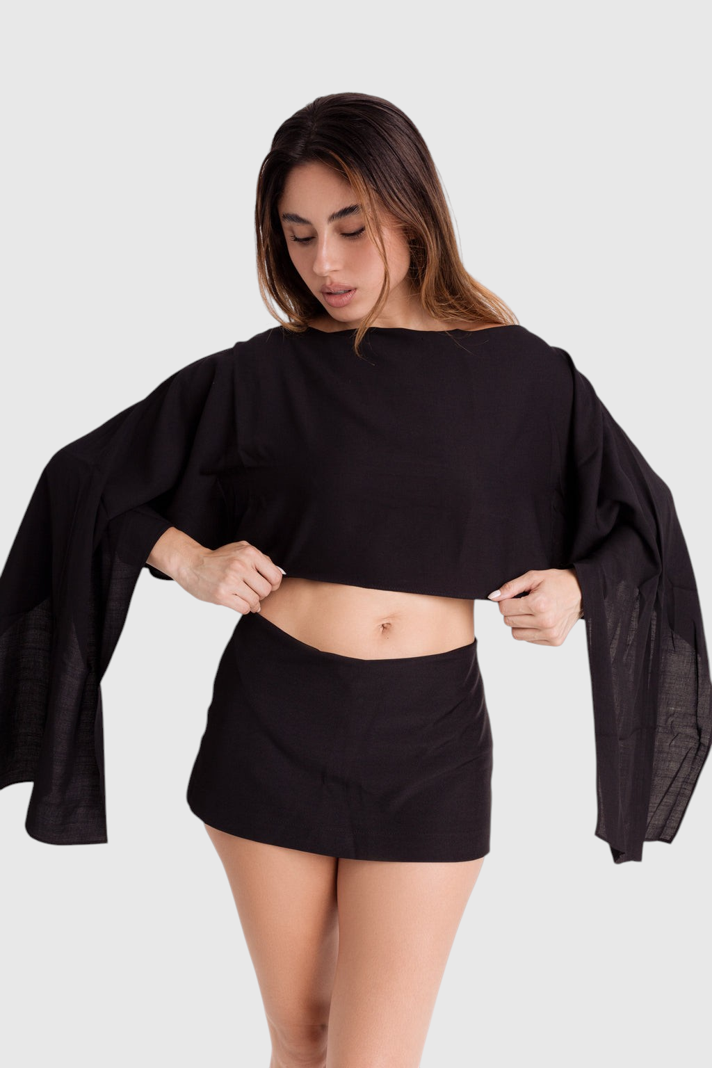 Modelo veste blusa preta LA MAGIE | Roupas Femininas Básicas e Estilosas em viscose rústica com modelagem capa ampla.