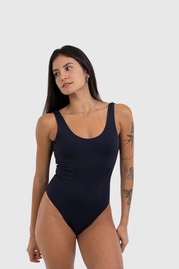 Modelo vestindo body cavado LA MAGIE | Roupas Femininas Básicas e Estilosas preto em poliamida com decote redondo