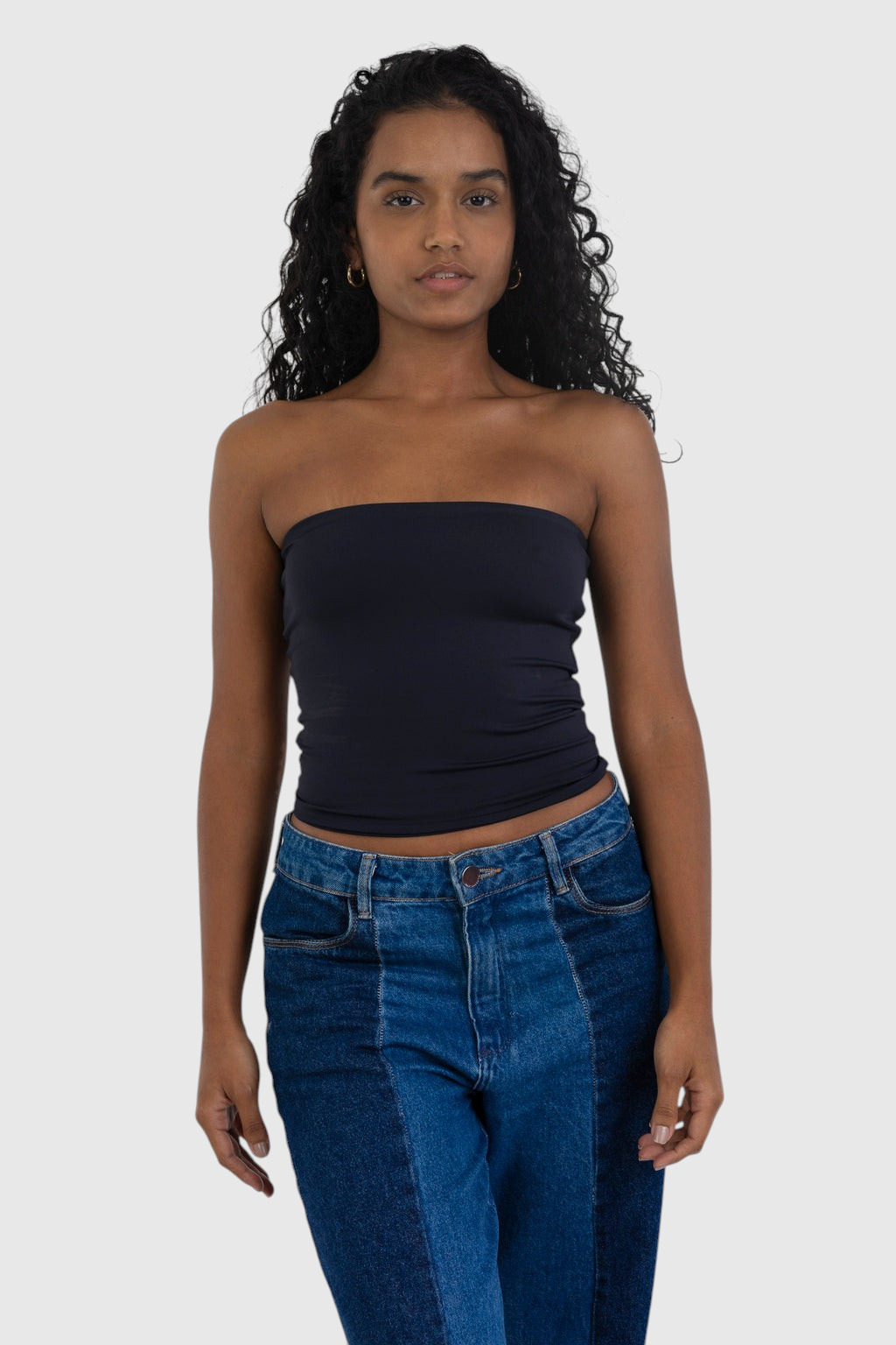 Modelo vestindo blusa tube preta LA MAGIE em suplex de poliamida com forro duplo e ajuste estilo segunda pele