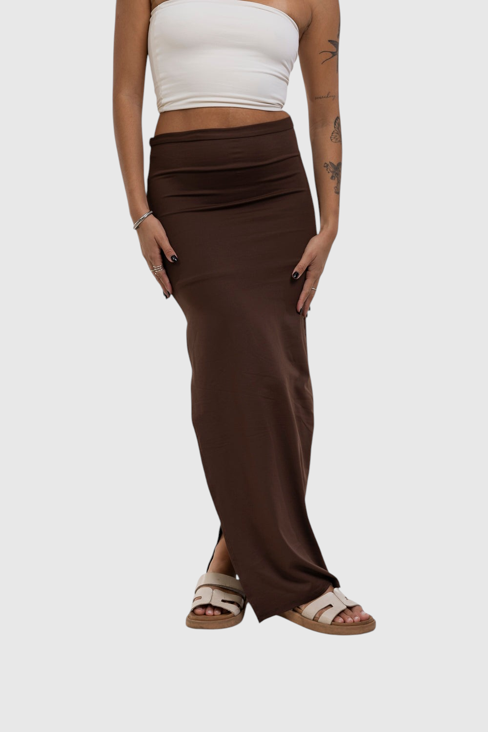 Saia midi marrom com fenda da LA MAGIE | Roupas Femininas Básicas e Estilosas, em poliamida com caimento justo.
