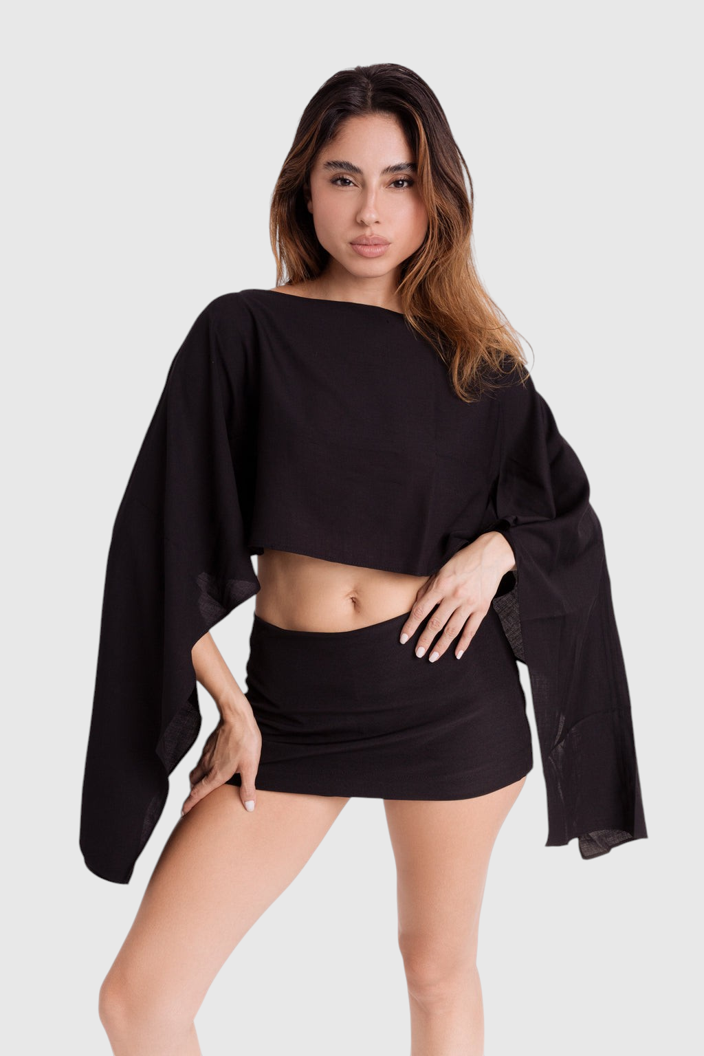 Modelo vestindo mini saia preta de alfaiataria LA MAGIE | Roupas Femininas Básicas e Estilosas com short interno