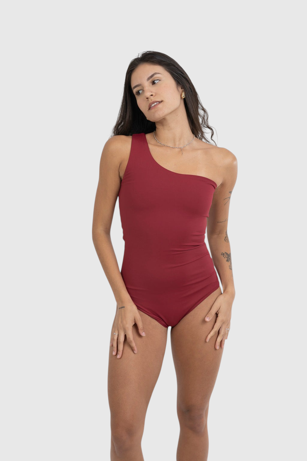 Modelo vestindo body nula manga vermelho LA MAGIE | Roupas Femininas Básicas e Estilosas em poliamida com forro duplo.