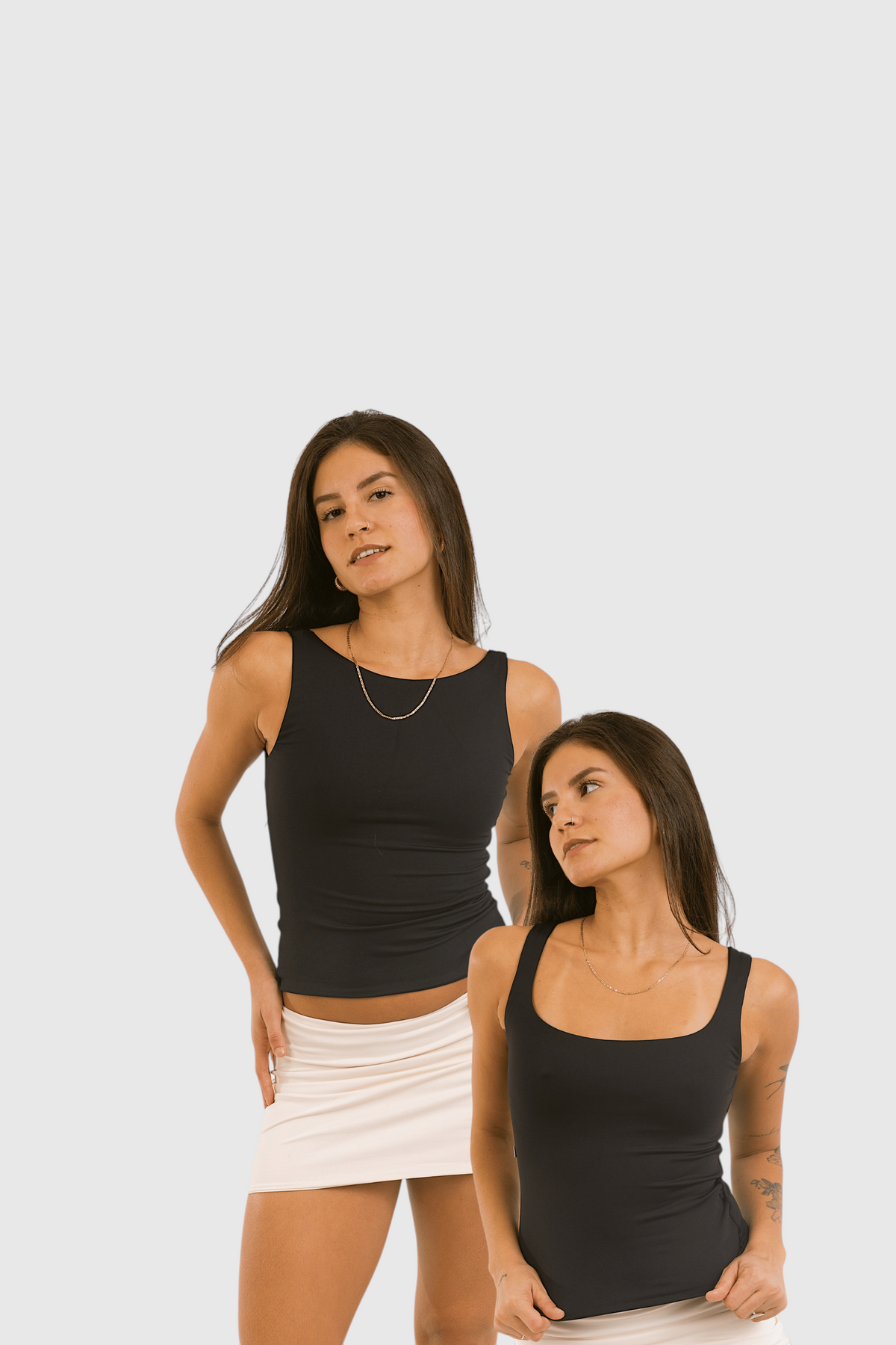 Duas modelos vestindo blusa preta 2 em 1 da LA MAGIE | Roupas Femininas Básicas e Estilosas em poliamida com forro duplo.