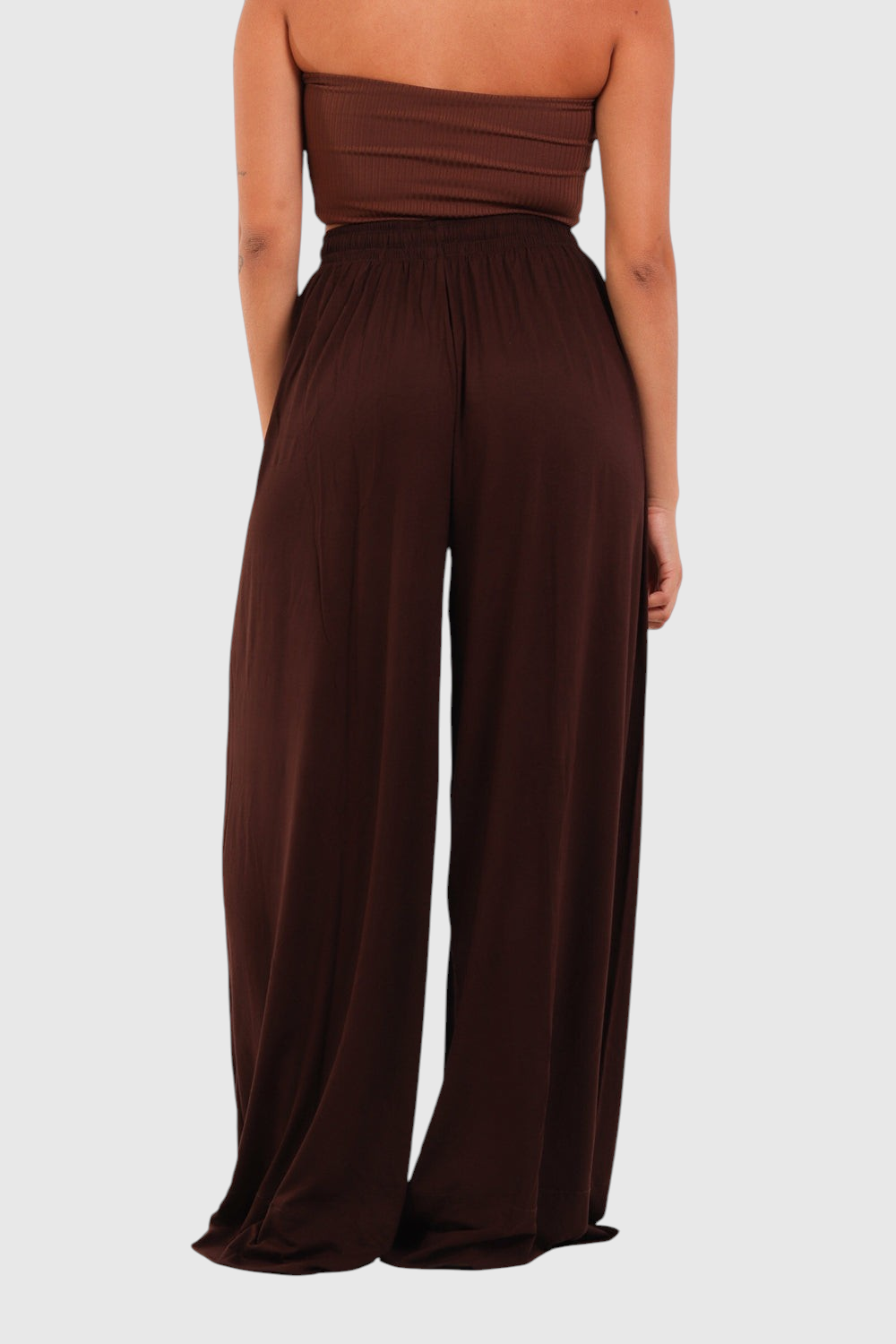 Pantalona marrom LA MAGIE | Roupas Femininas Básicas e Estilosas em viscolycra com cós elástico, vista de costas.