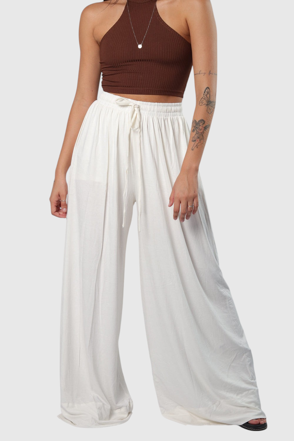 Pantalona off white LA MAGIE em viscolycra com cós de elástico e cordão, modelagem ampla e confortável.