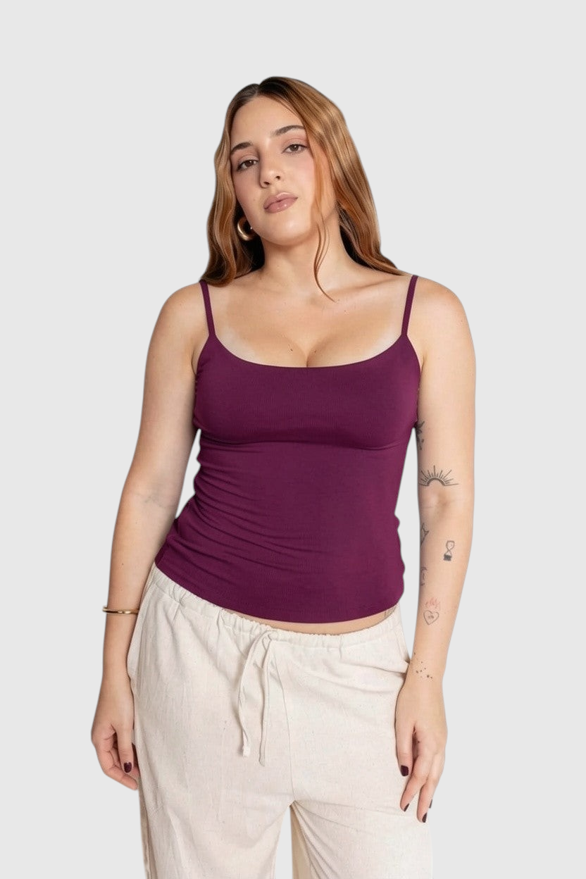 Modelo vestindo blusa regata roxa de alça fina LA MAGIE | Roupas Femininas Básicas e Estilosas em suplex premium.