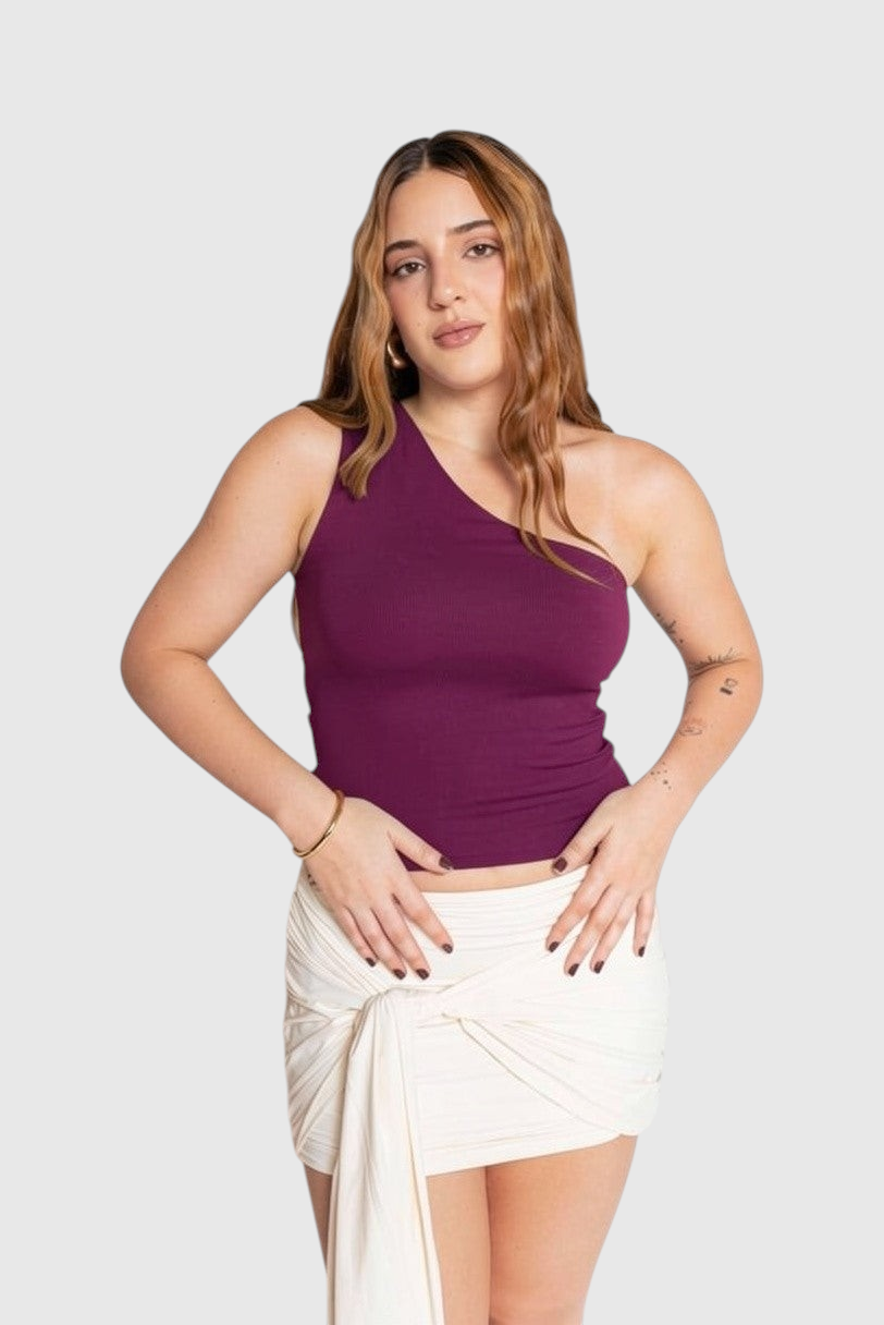 Modelo vestindo blusa nula manga roxa da LA MAGIE | Roupas Femininas Básicas e Estilosas em suplex de poliamida.