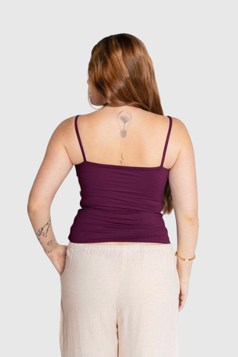Vista traseira de modelo usando blusa regata LA MAGIE | Roupas Femininas Básicas e Estilosas na cor berry com alça fina