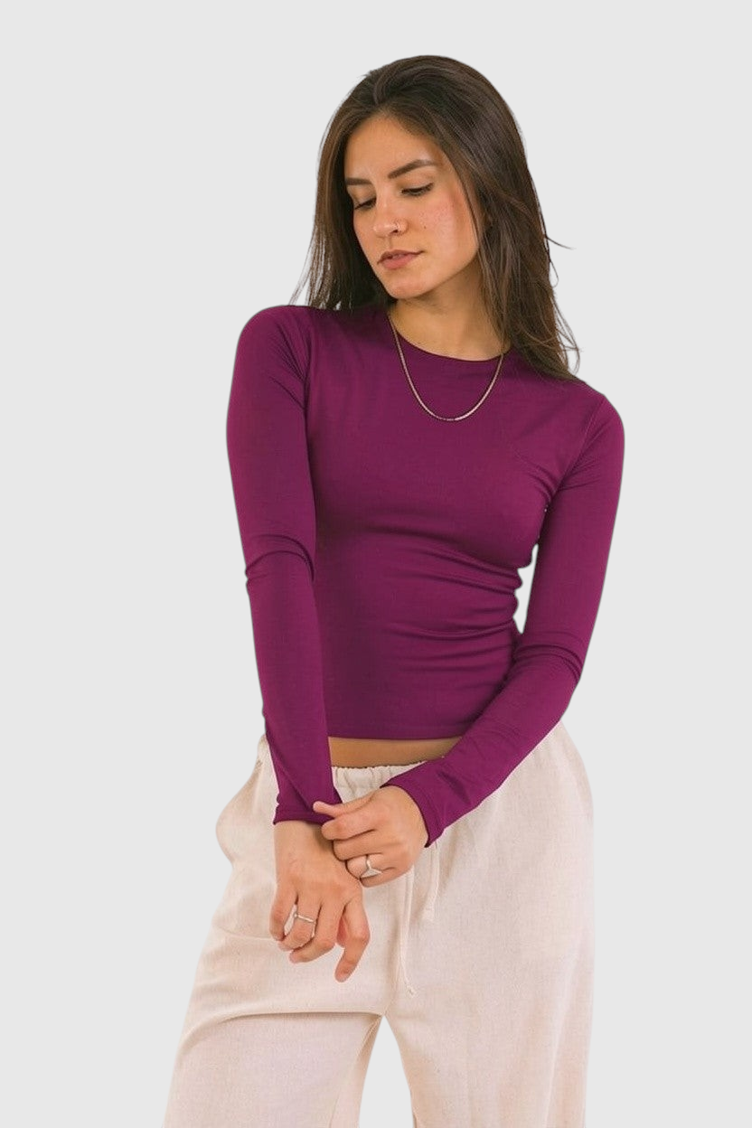 Modelo veste blusa manga longa roxa LA MAGIE Roupas Femininas Básicas e Estilosas em poliamida justa ao corpo