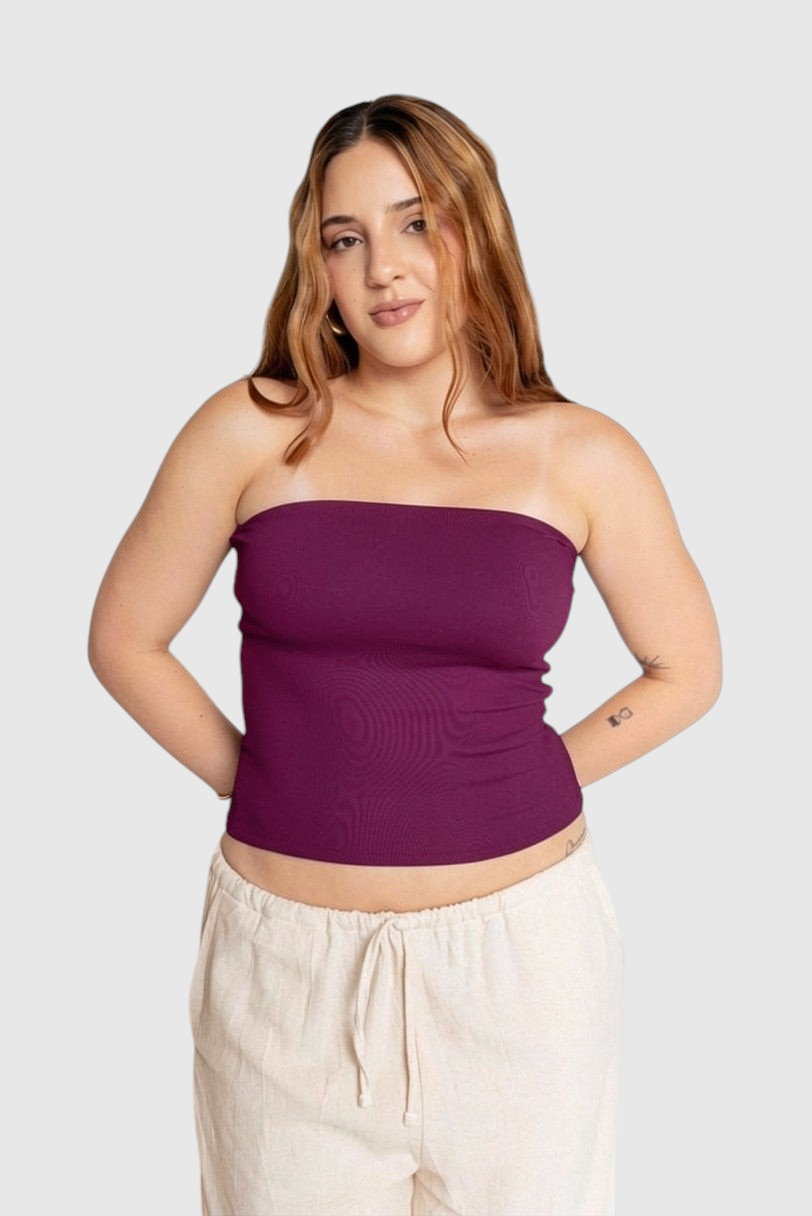 Modelo vestindo blusa tube roxa LA MAGIE Roupas Femininas Básicas e Estilosas em suplex de poliamida com forro duplo