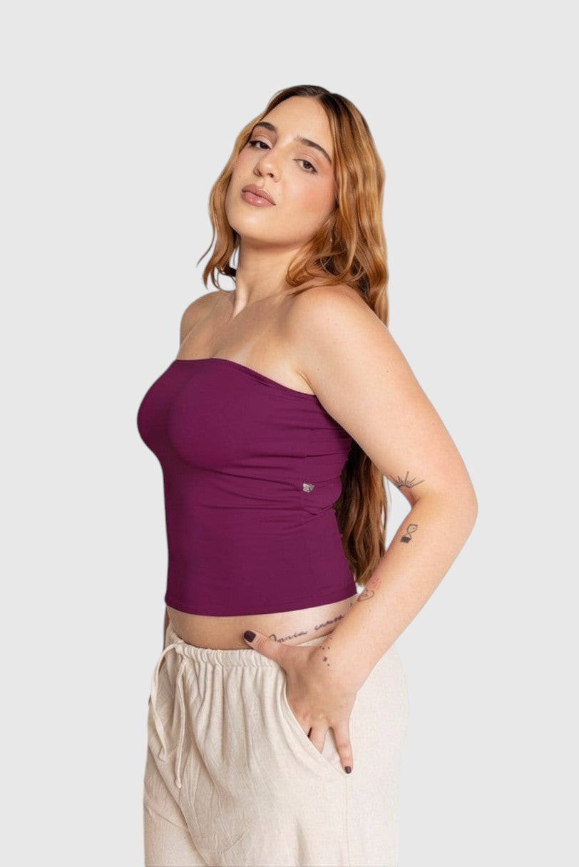 Modelo usando blusa tube roxa LA MAGIE Roupas Femininas Básicas e Estilosas em suplex de poliamida com forro duplo