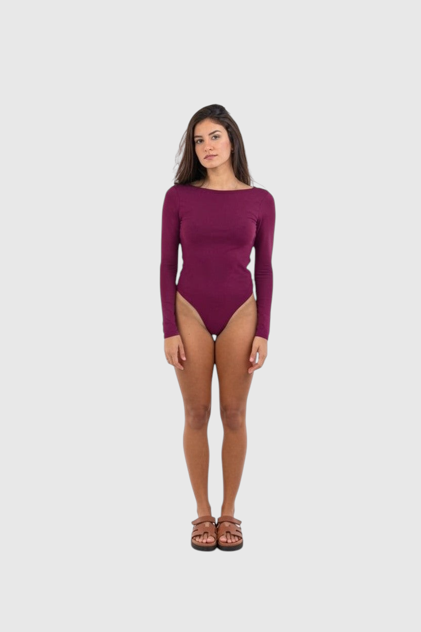 Modelo vestindo body LA MAGIE | Roupas Femininas Básicas e Estilosas manga longa vinho em poliamida com decote versátil