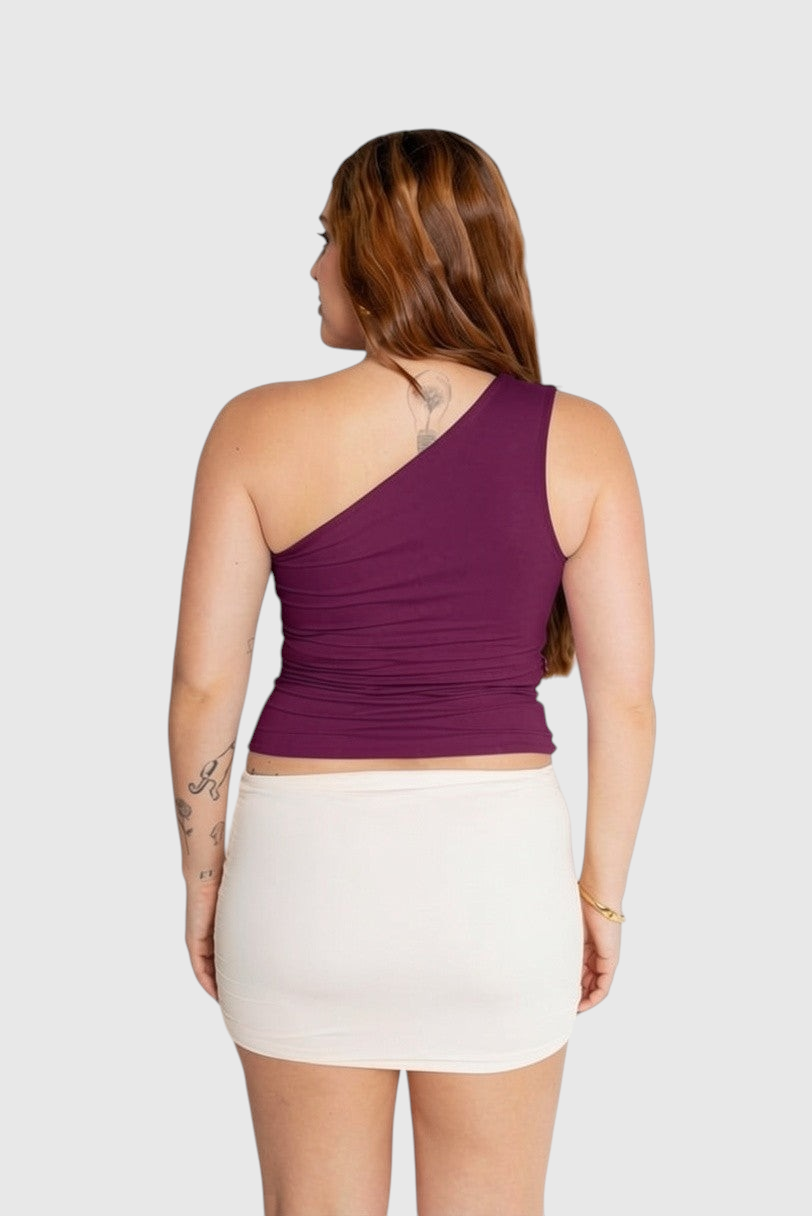 Blusa nula manga LA MAGIE | Roupas Femininas Básicas e Estilosas na cor berry, modelo de um ombro só em poliamida.