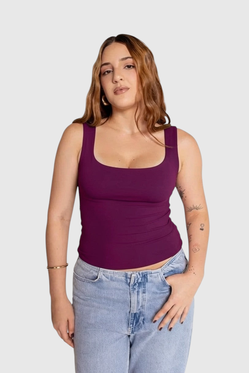 Modelo veste blusa 2 em 1 roxa LA MAGIE | Roupas Femininas Básicas e Estilosas em suplex de poliamida com decote canoa.