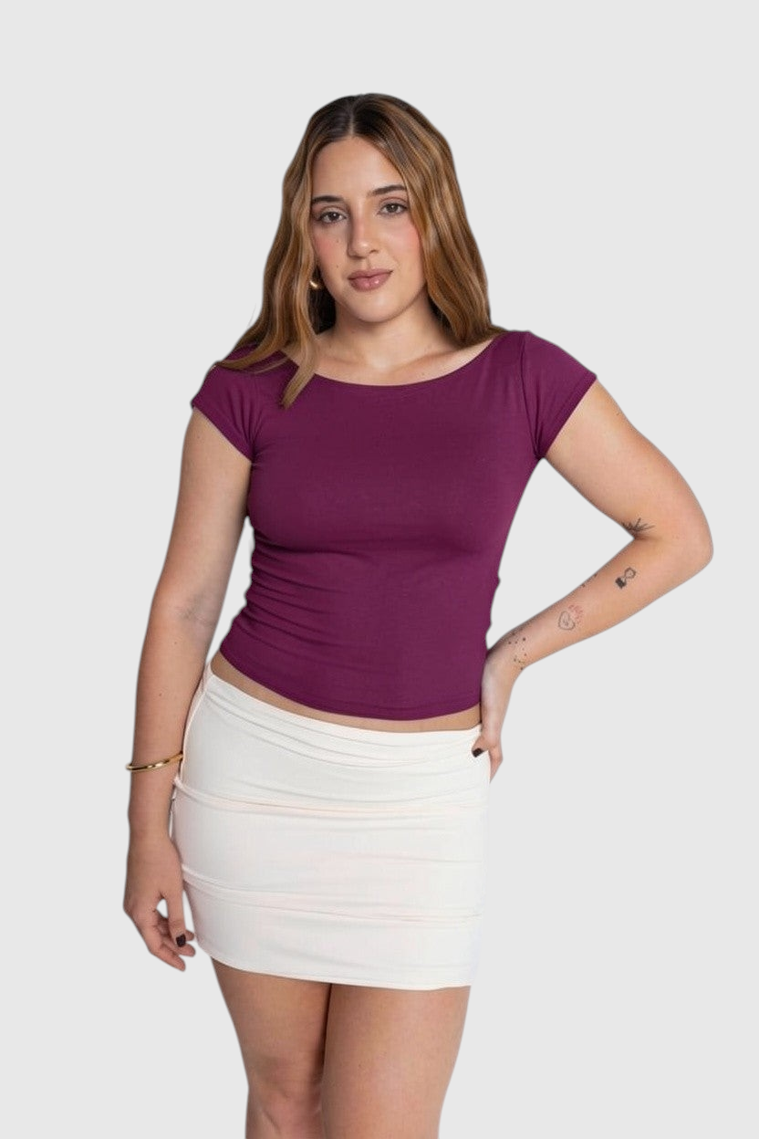Modelo vestindo blusa roxa de manga curta com costas abertas da LA MAGIE | Roupas Femininas Básicas e Estilosas