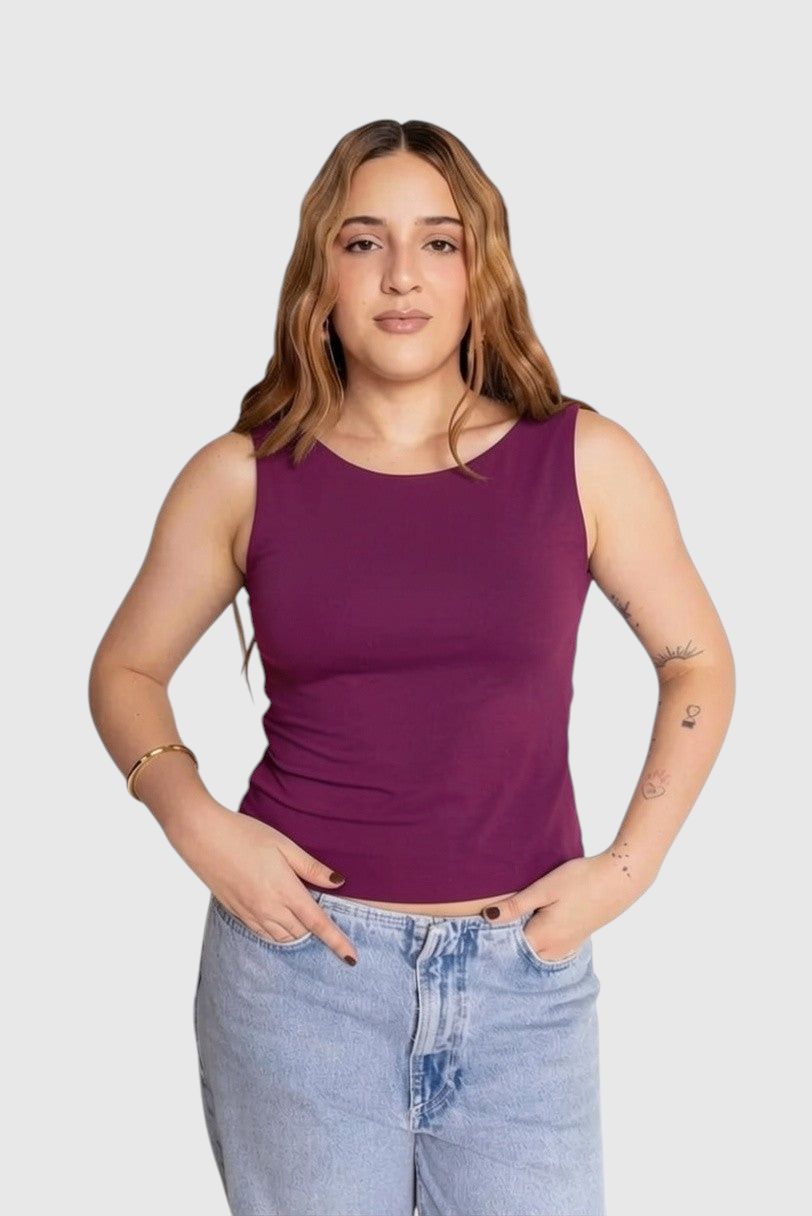 Modelo veste blusa 2 em 1 roxa da LA MAGIE | Roupas Femininas Básicas e Estilosas em suplex de poliamida premium.
