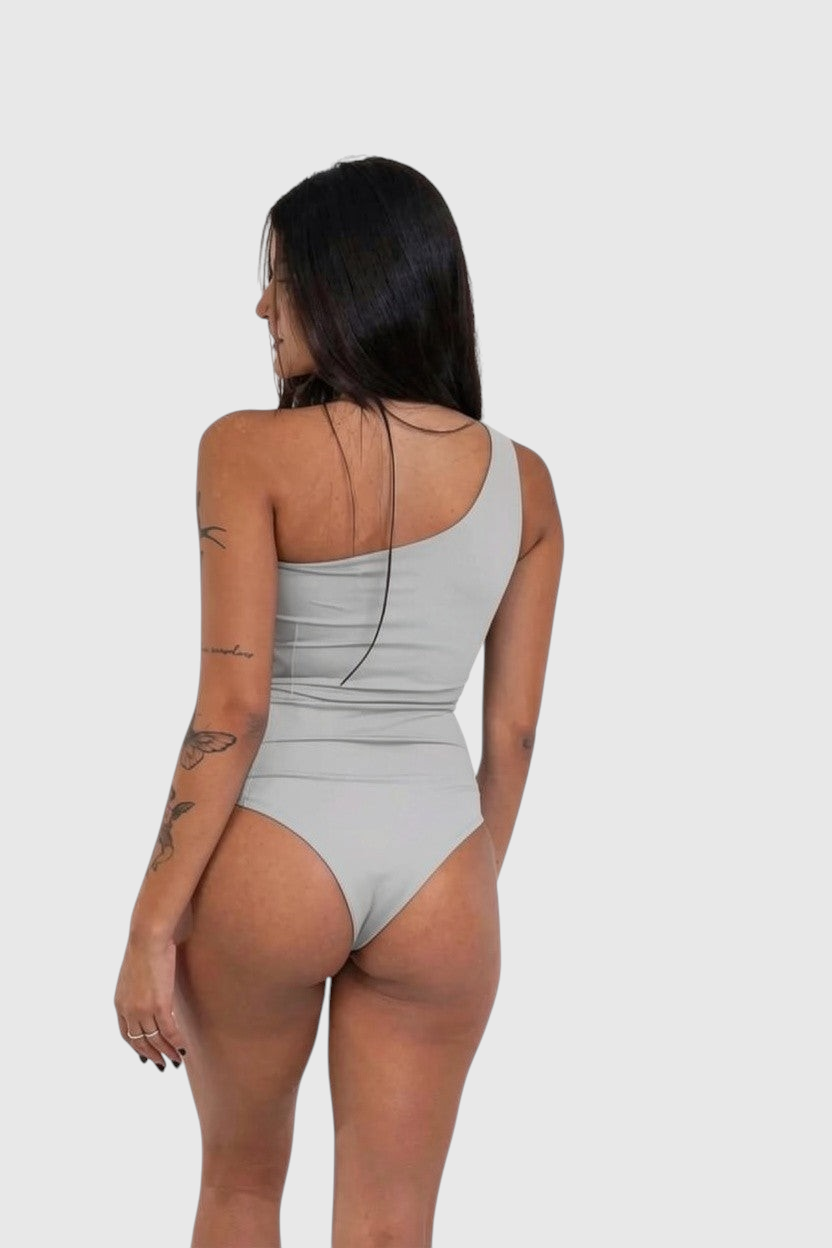 Modelo de costas usando body nula manga cinza da LA MAGIE | Roupas Femininas Básicas e Estilosas em poliamida macia.