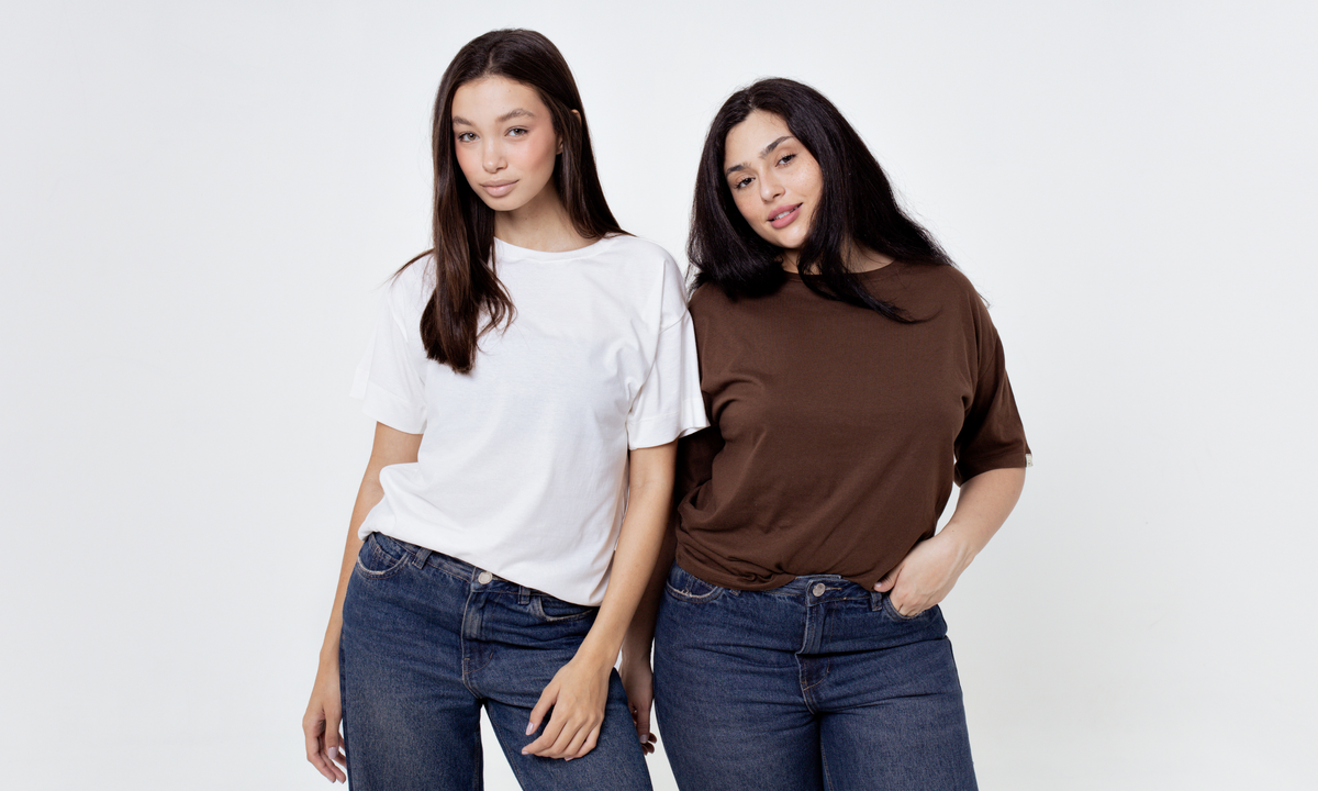 Modelo vestindo baby tee preta de algodão da LA MAGIE | Roupas Femininas Básicas e Estilosas em fundo brancoslider_item_KEQhjD