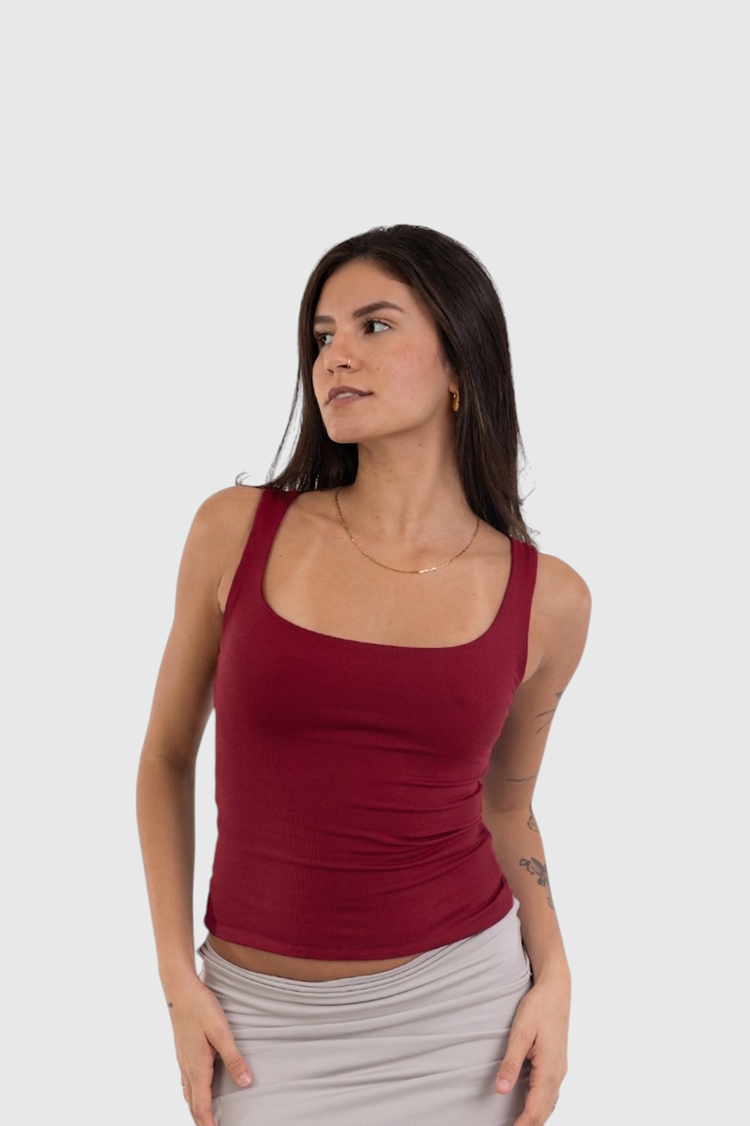 Modelo vestindo blusa regata vermelha 2 em 1 da LA MAGIE | Roupas Femininas Básicas e Estilosas em suplex de poliamida