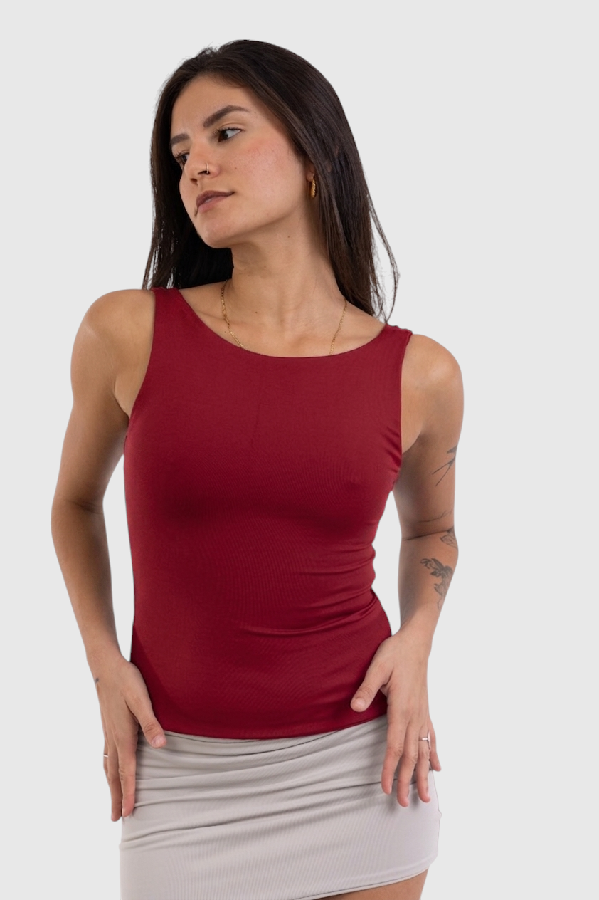 Modelo vestindo blusa 2 em 1 vermelha LA MAGIE | Roupas Femininas Básicas e Estilosas em suplex de poliamida premium.