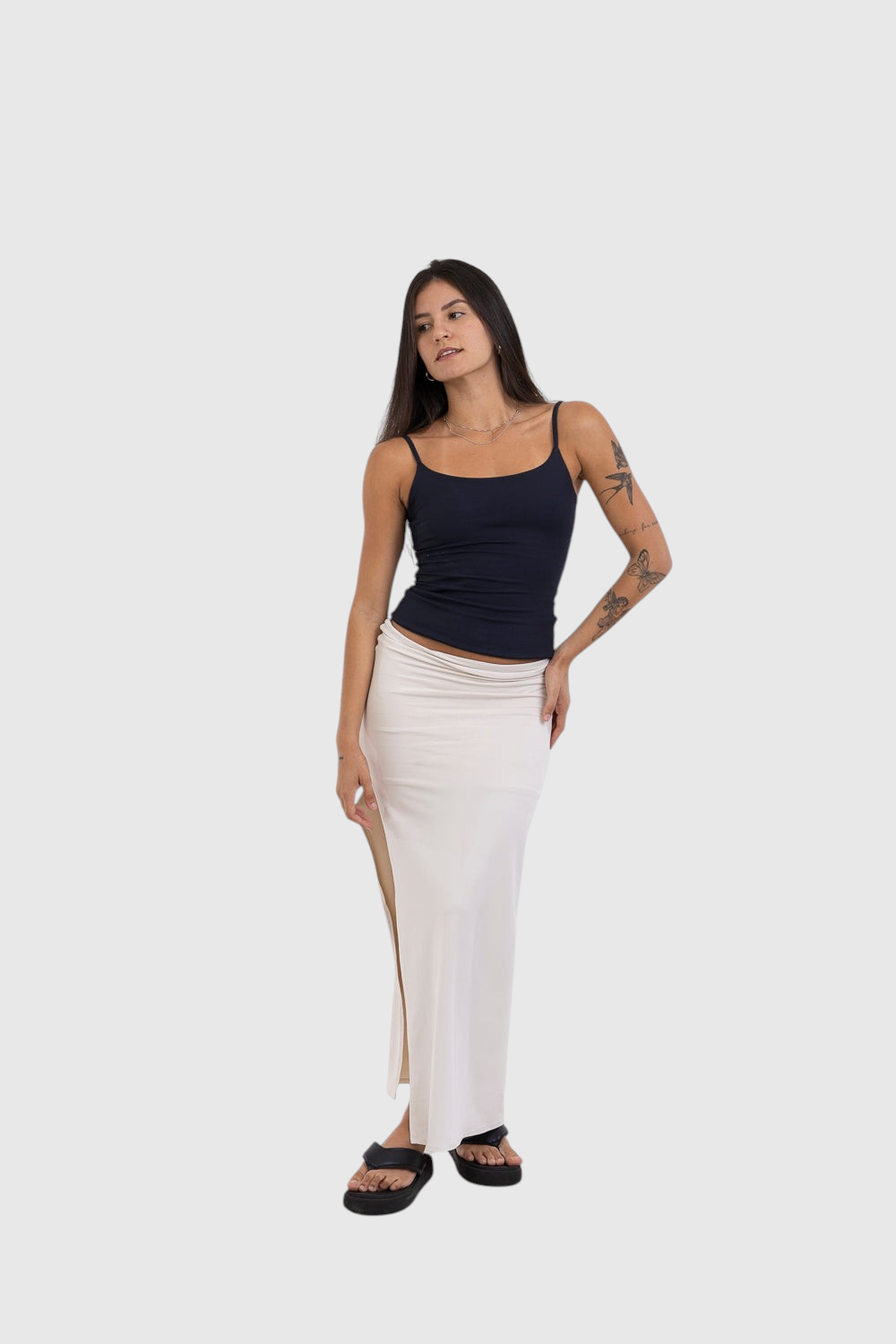 Modelo vestindo blusa regata preta de alça fina LA MAGIE | Roupas Femininas Básicas e Estilosas em suplex premium