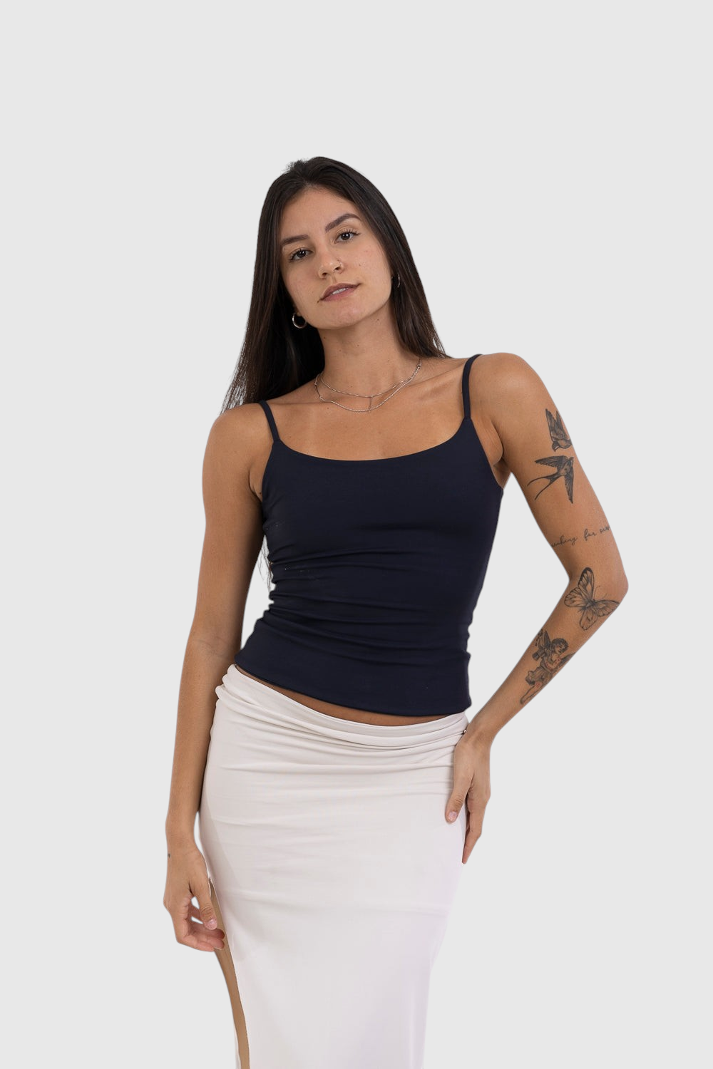 Modelo vestindo blusa regata preta de alça fina LA MAGIE | Roupas Femininas Básicas e Estilosas em suplex de poliamida