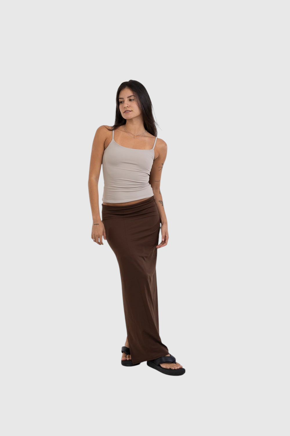 Modelo vestindo blusa regata bege de alça fina LA MAGIE | Roupas Femininas Básicas e Estilosas com saia longa marrom