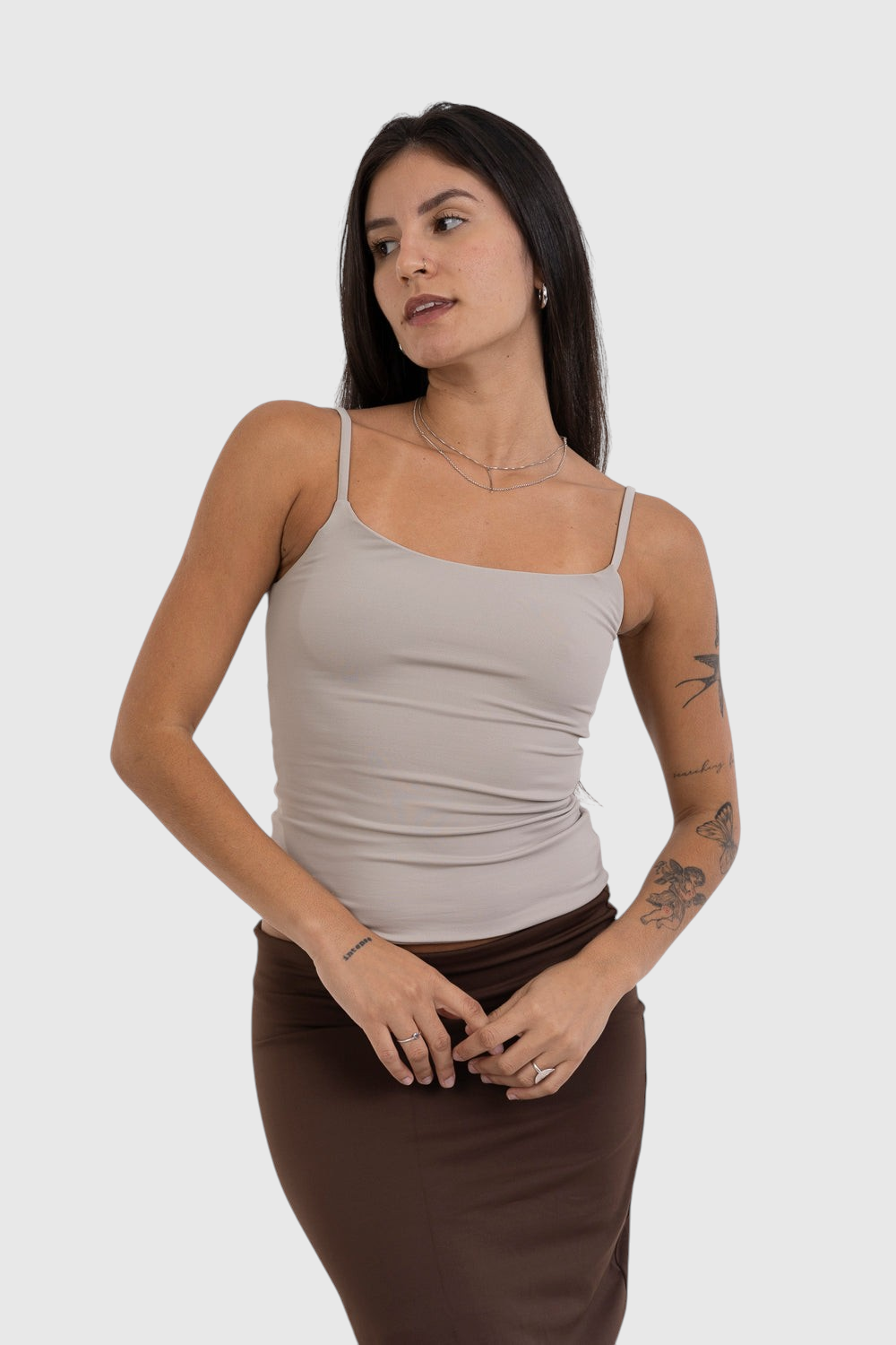 Modelo vestindo blusa regata bege de alça fina LA MAGIE | Roupas Femininas Básicas e Estilosas em suplex premium