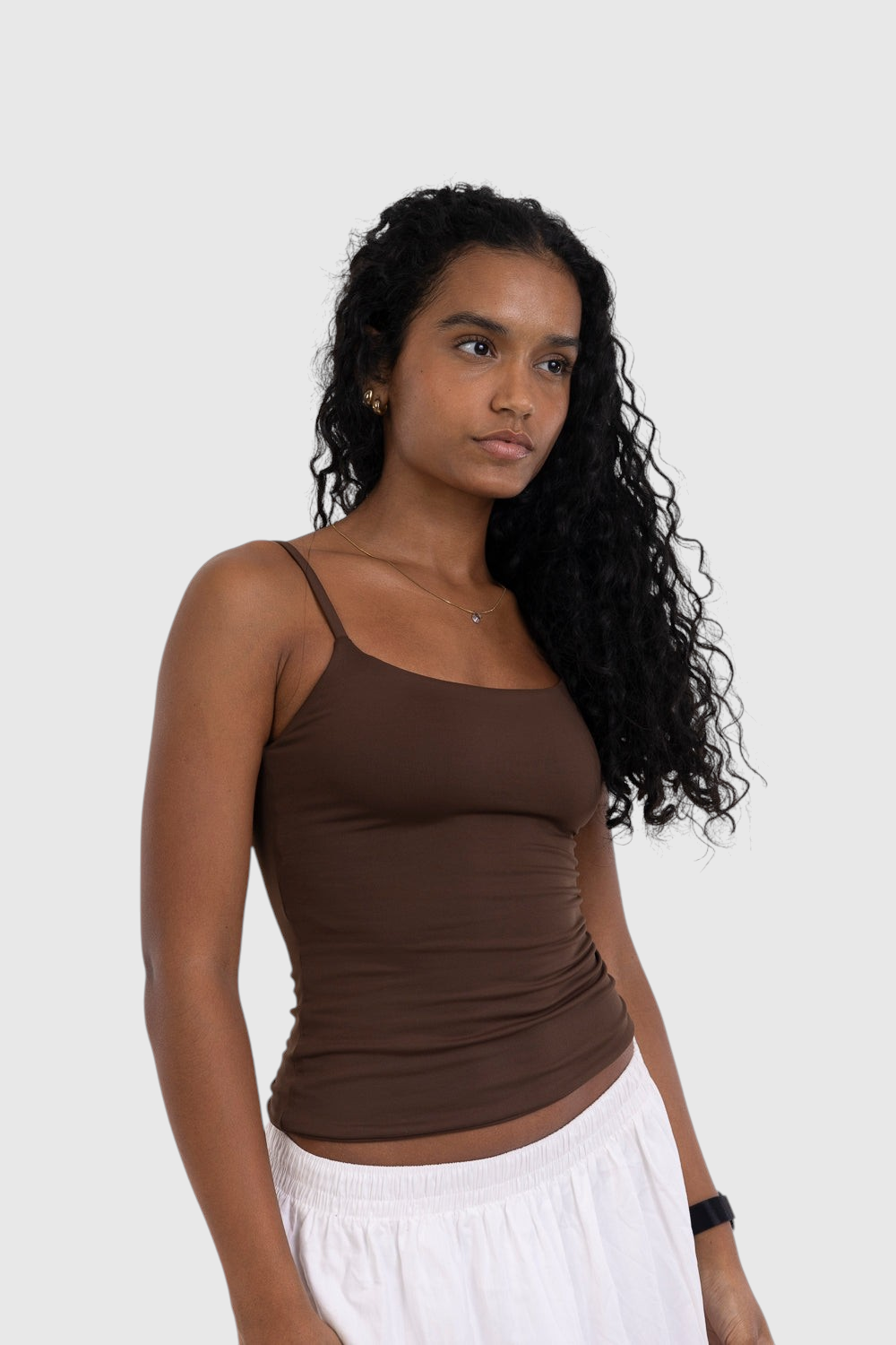 Modelo vestindo blusa regata marrom de alça fina em suplex de poliamida da LA MAGIE | Roupas Femininas Básicas e Estilosas