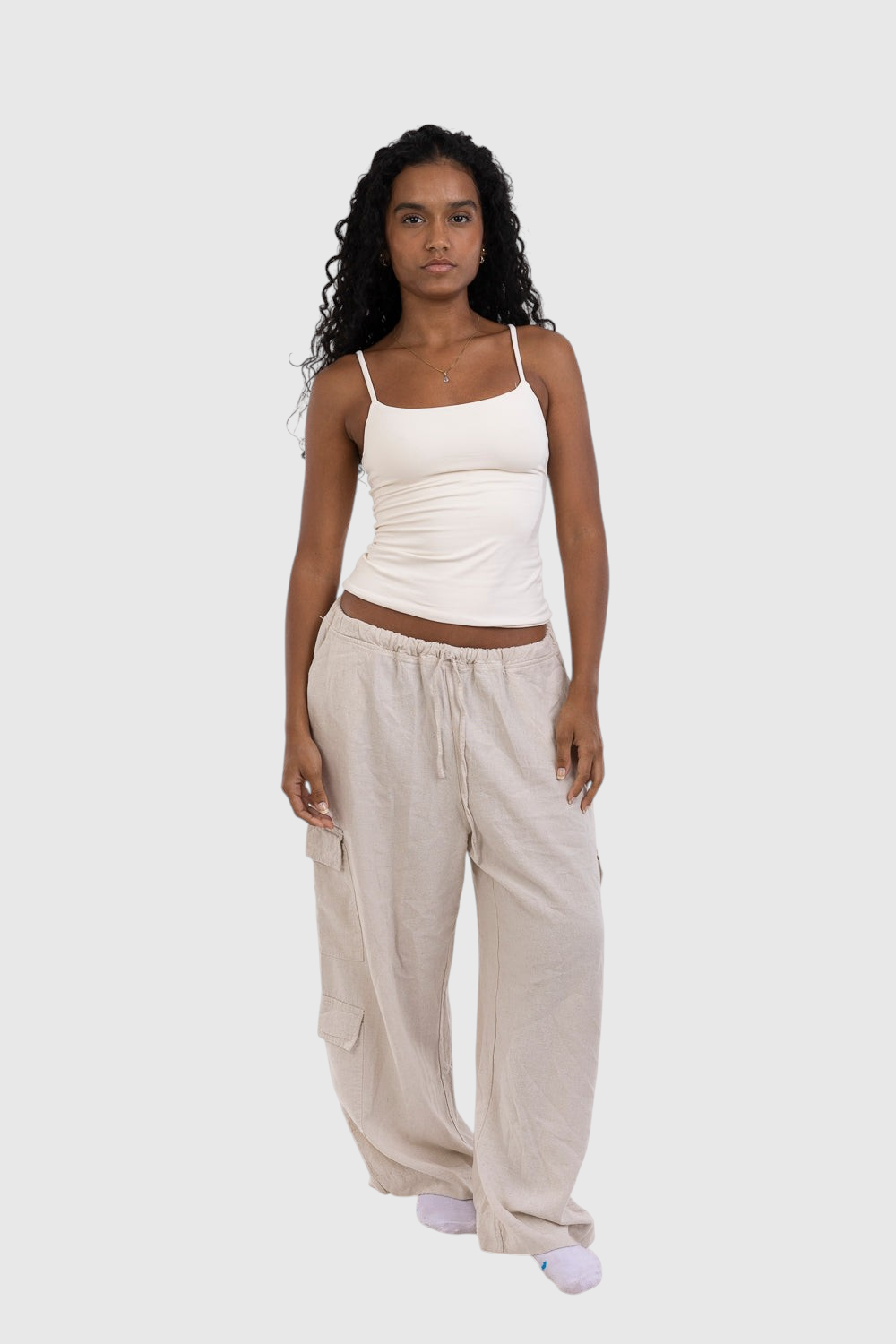 Modelo vestindo blusa regata off-white de alça fina LA MAGIE | Roupas Femininas Básicas e Estilosas em suplex premium
