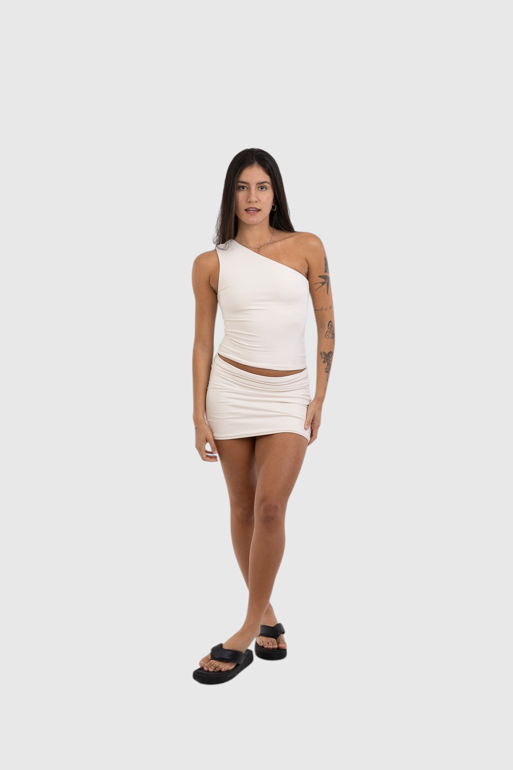 Modelo vestindo blusa nula manga off-white LA MAGIE | Roupas Femininas Básicas e Estilosas em suplex de poliamida premium.