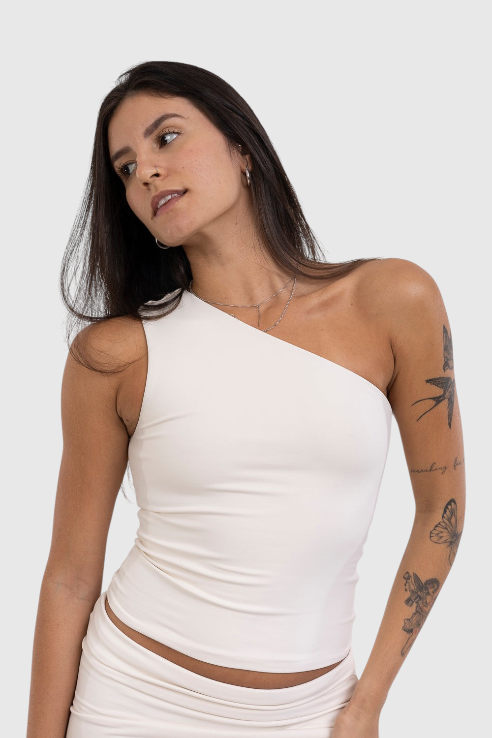 Modelo veste blusa nula manga off-white LA MAGIE | Roupas Femininas Básicas e Estilosas em suplex de poliamida.