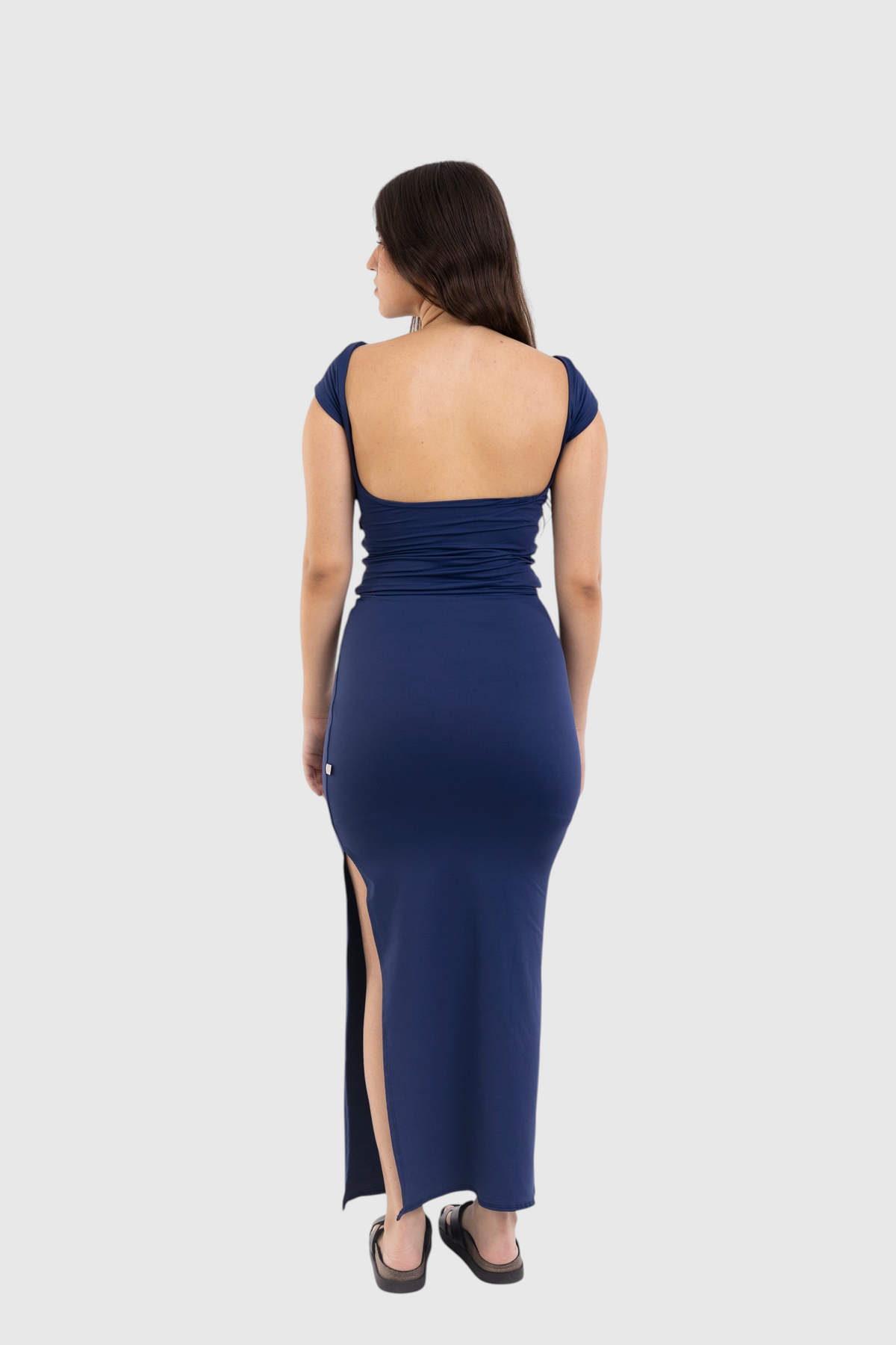 Modelo de costas vestindo blusa LA MAGIE | Roupas Femininas Básicas e Estilosas azul marinho com decote aberto