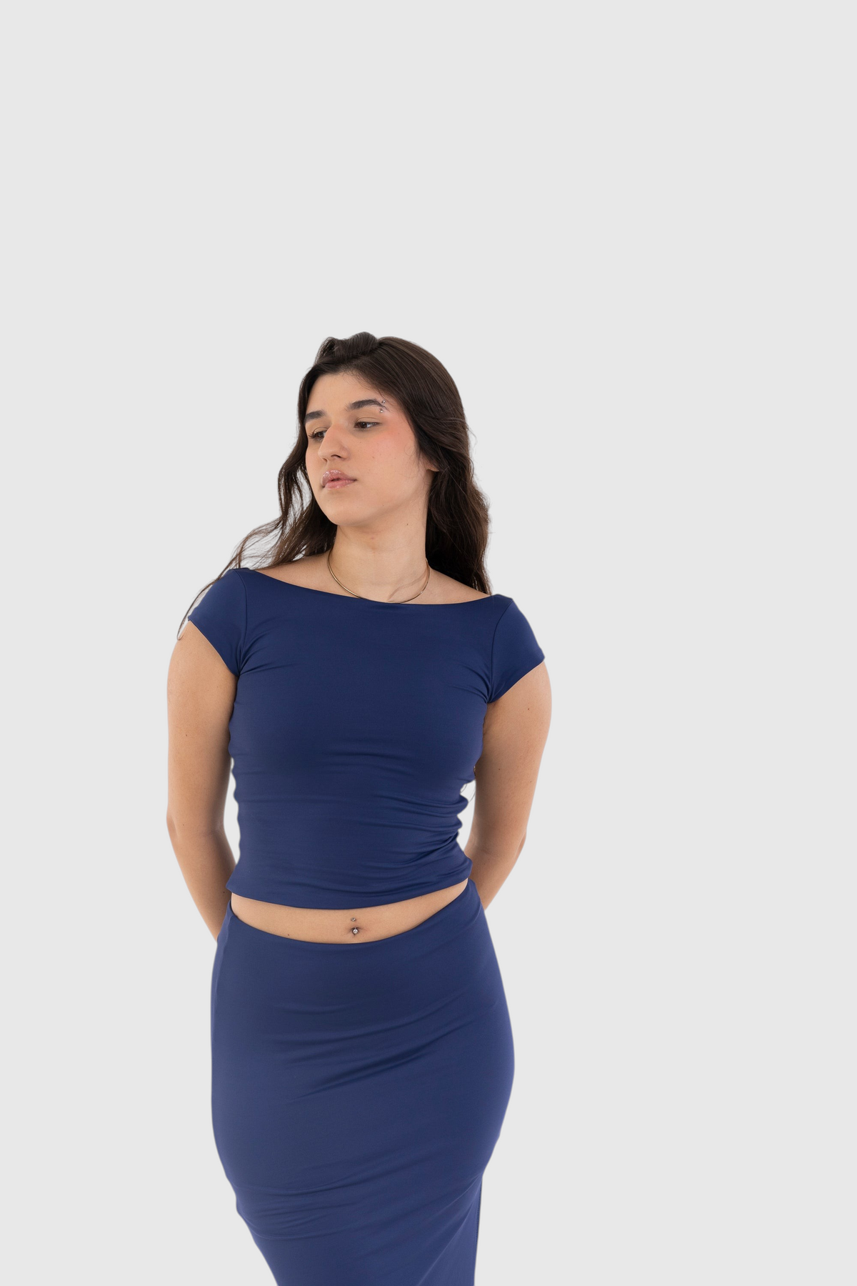 Modelo vestindo blusa azul marinho de manga curta com decote ombro a ombro da marca LA MAGIE Roupas Femininas