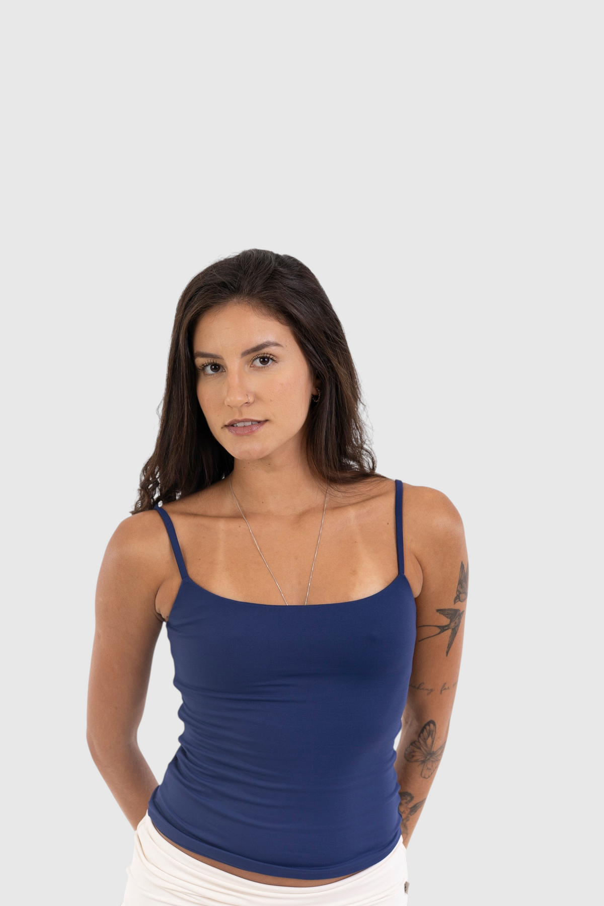Modelo vestindo blusa regata azul de alça fina em suplex de poliamida da marca LA MAGIE | Roupas Femininas Básicas