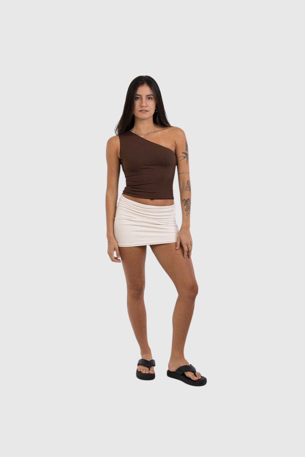 Modelo vestindo blusa nula manga marrom da LA MAGIE | Roupas Femininas Básicas e Estilosas em suplex de poliamida premium.