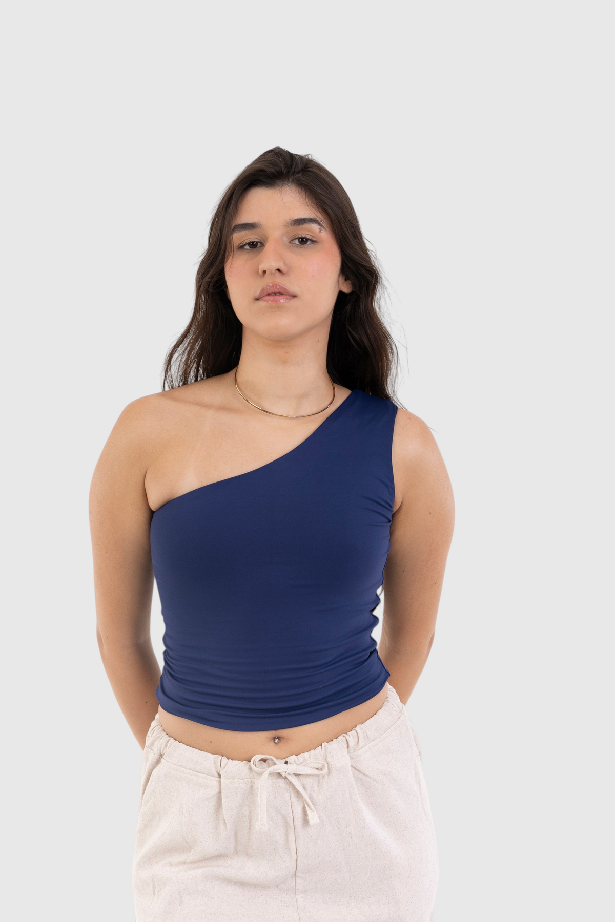 Modelo vestindo blusa azul marinho de um ombro só LA MAGIE | Roupas Femininas Básicas e Estilosas em suplex premium