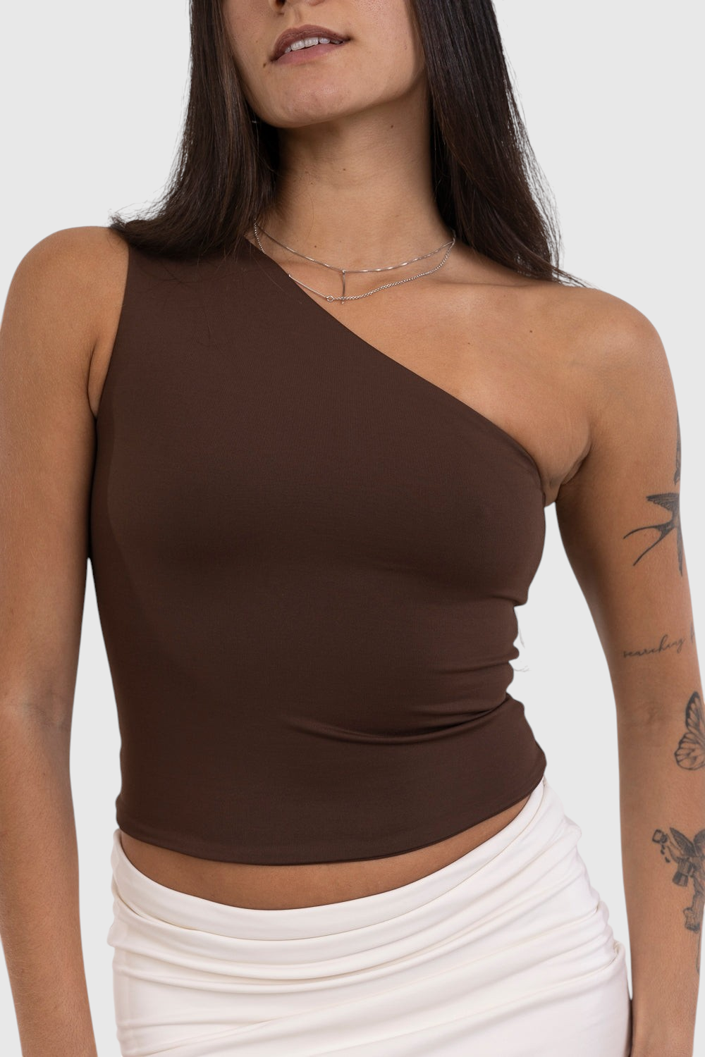 Modelo vestindo blusa nula manga marrom da LA MAGIE | Roupas Femininas Básicas e Estilosas em suplex de poliamida.
