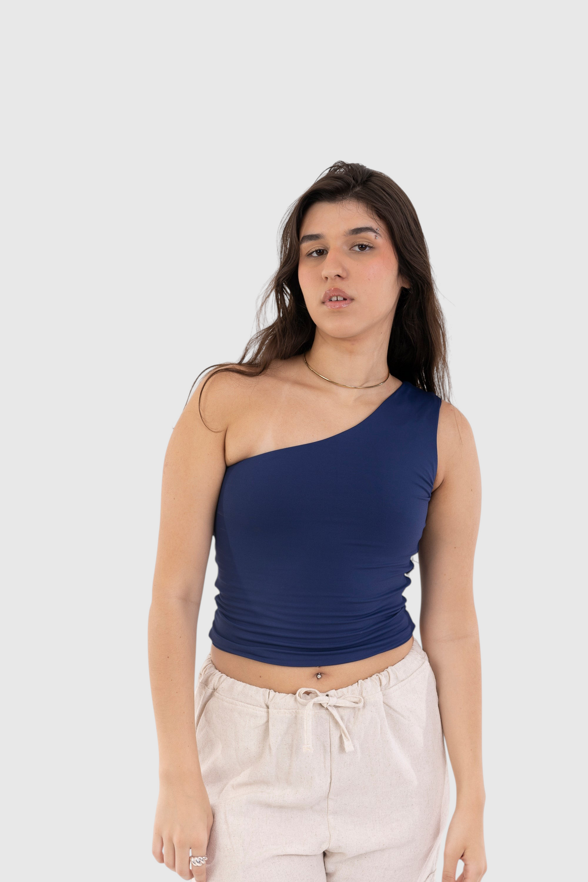 Modelo vestindo blusa nula manga azul marinho da LA MAGIE | Roupas Femininas Básicas e Estilosas em suplex de poliamida.