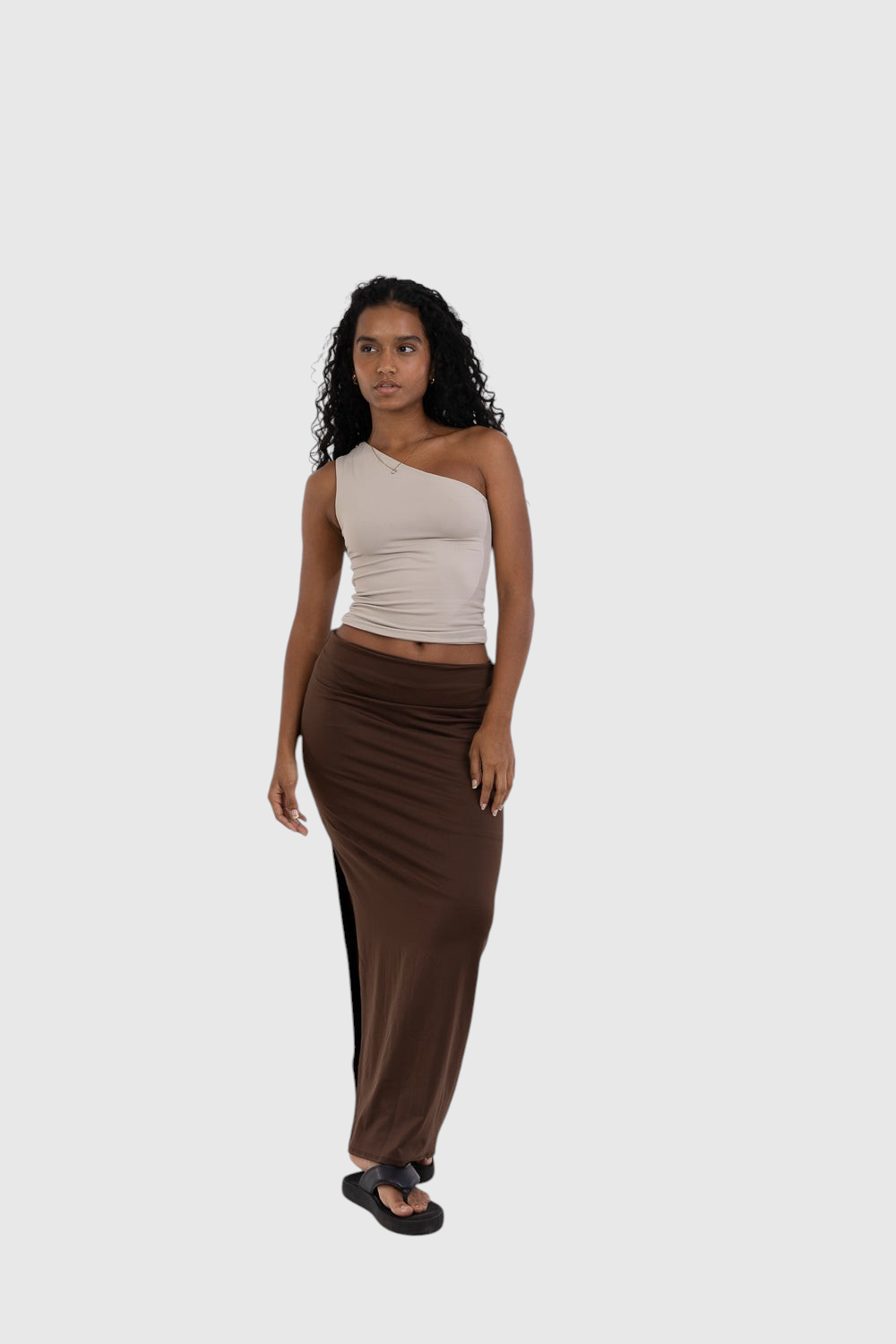 Modelo vestindo blusa nula manga bege da LA MAGIE | Roupas Femininas Básicas e Estilosas com saia longa marrom