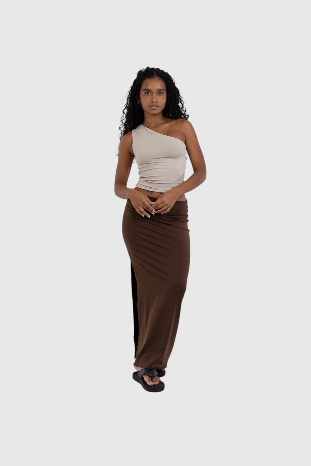 Modelo veste blusa nula manga bege LA MAGIE | Roupas Femininas Básicas e Estilosas com saia longa marrom