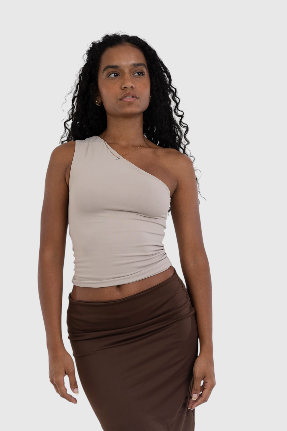 Modelo vestindo blusa nula manga bege LA MAGIE em suplex de poliamida premium com ajuste segunda pele